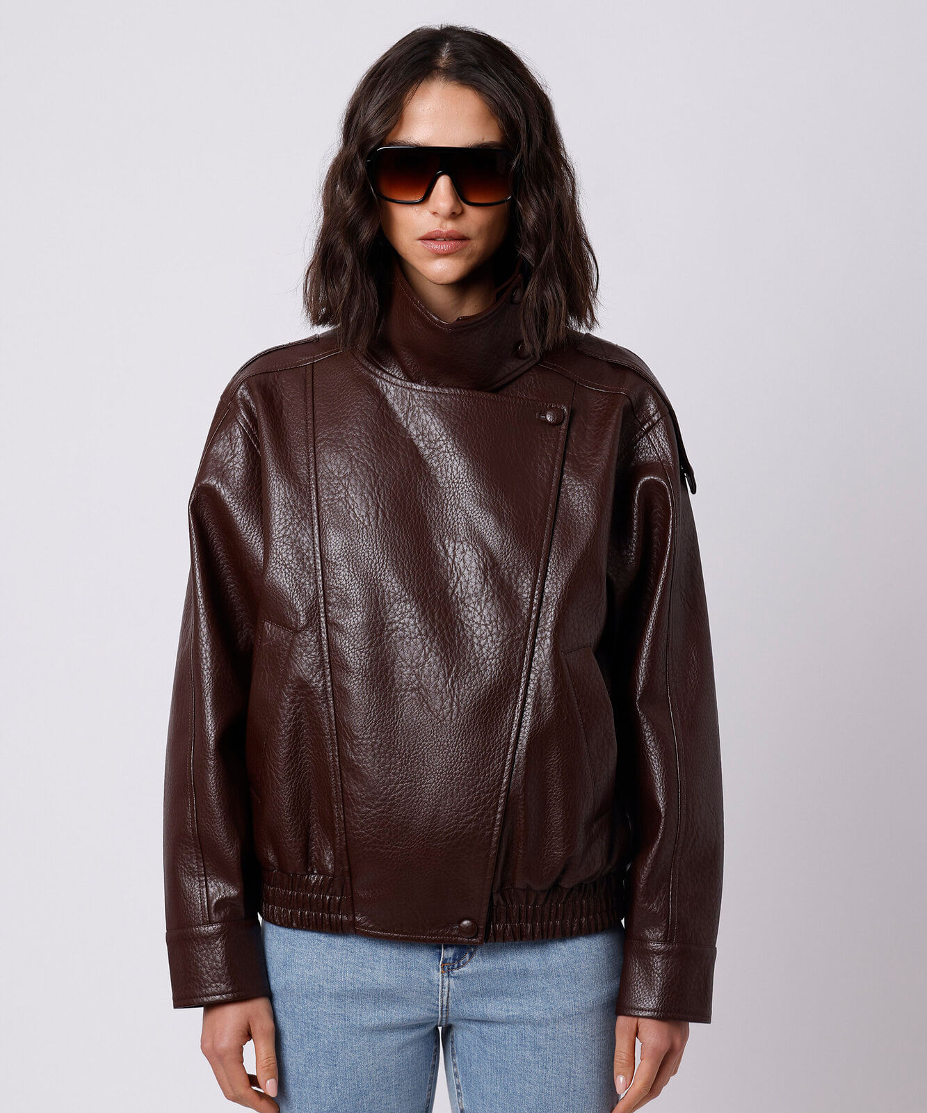 jaqueta funnel neck feminina de poliuretano mindset marrom