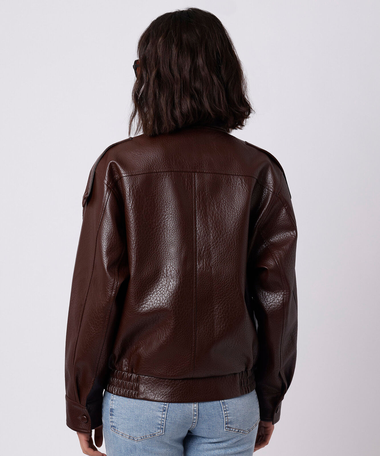 jaqueta funnel neck feminina de poliuretano mindset marrom