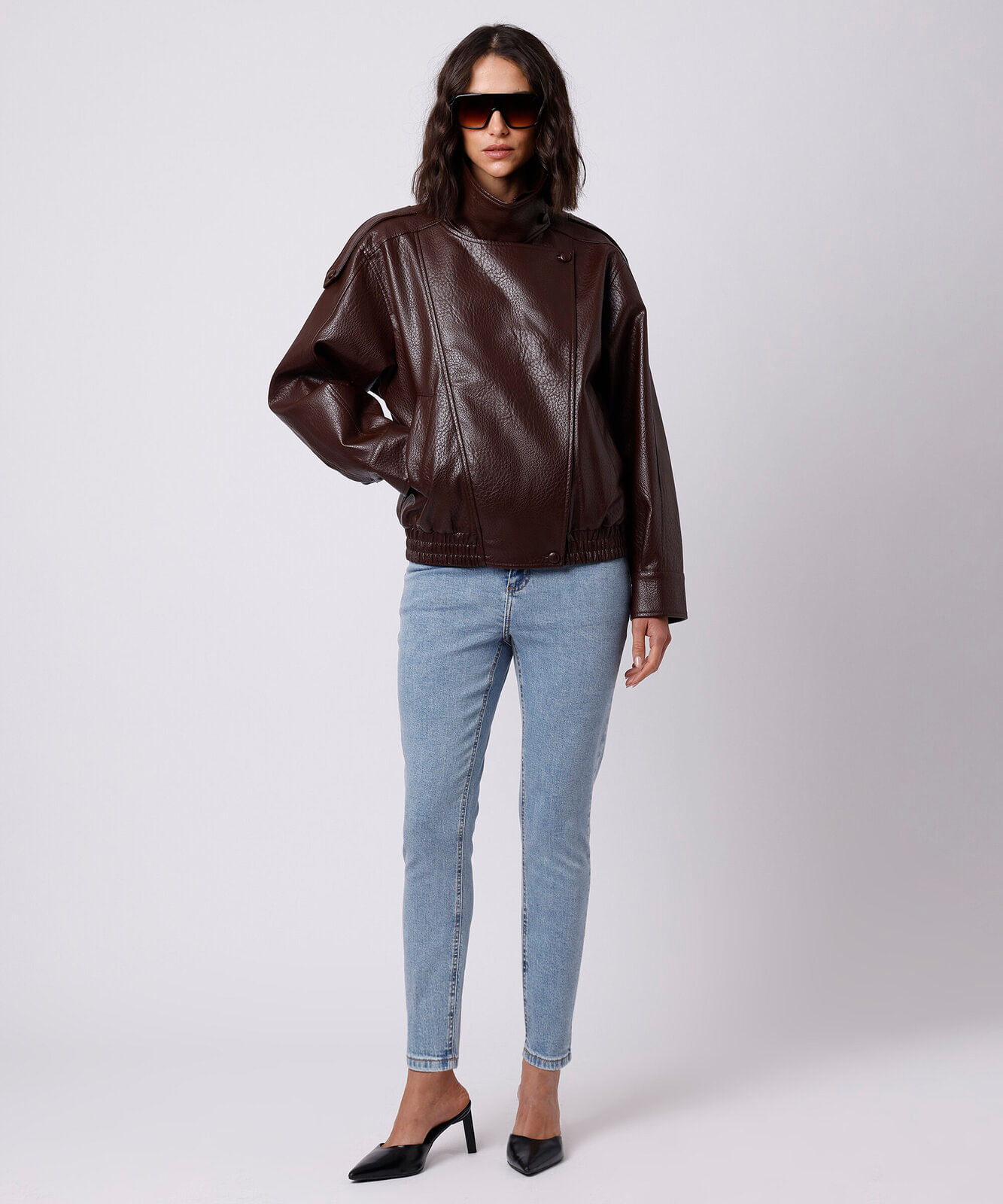 jaqueta funnel neck feminina de poliuretano mindset marrom