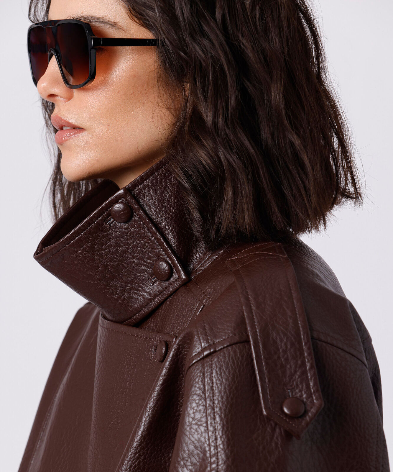 jaqueta funnel neck feminina de poliuretano mindset marrom