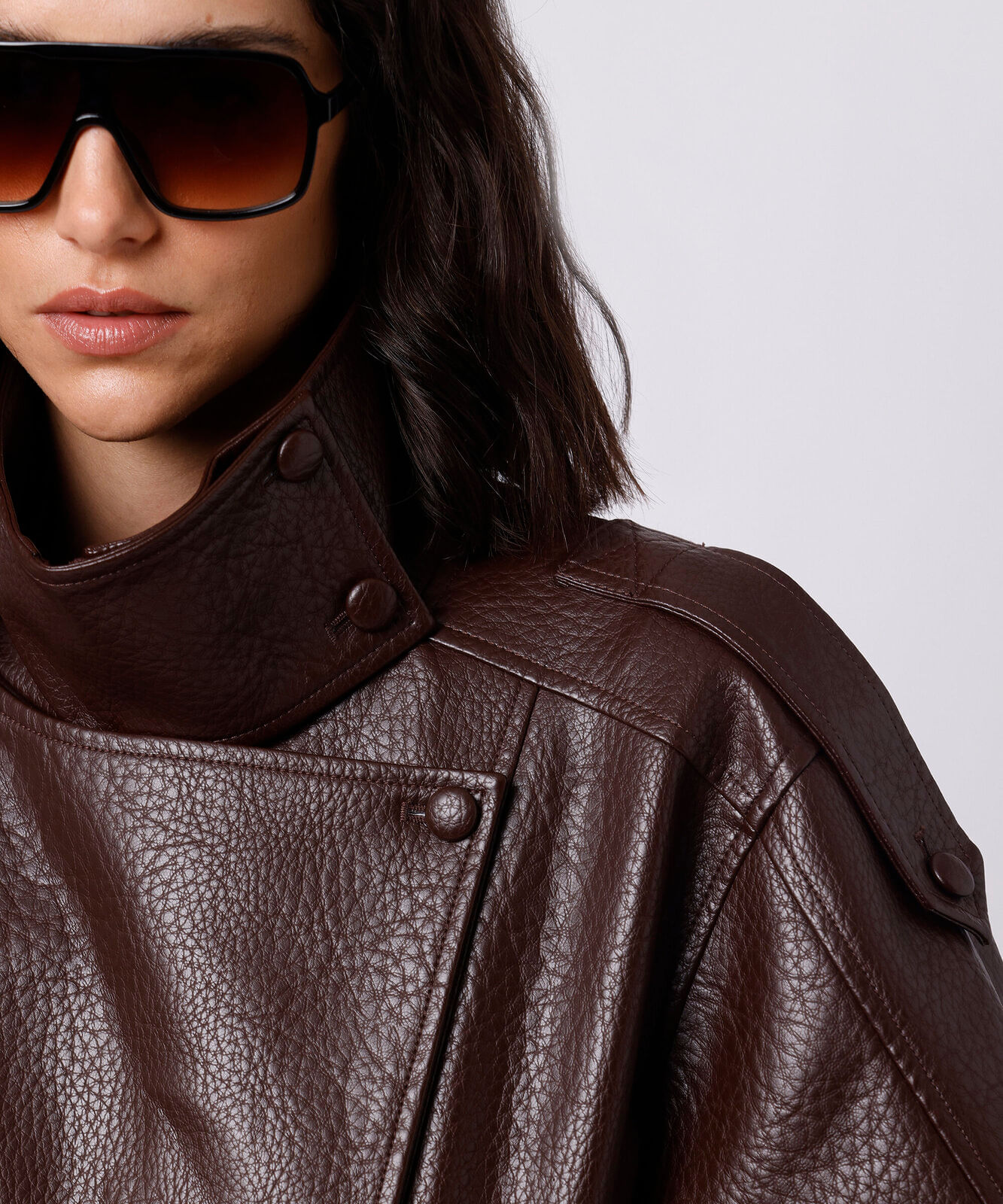 jaqueta funnel neck feminina de poliuretano mindset marrom
