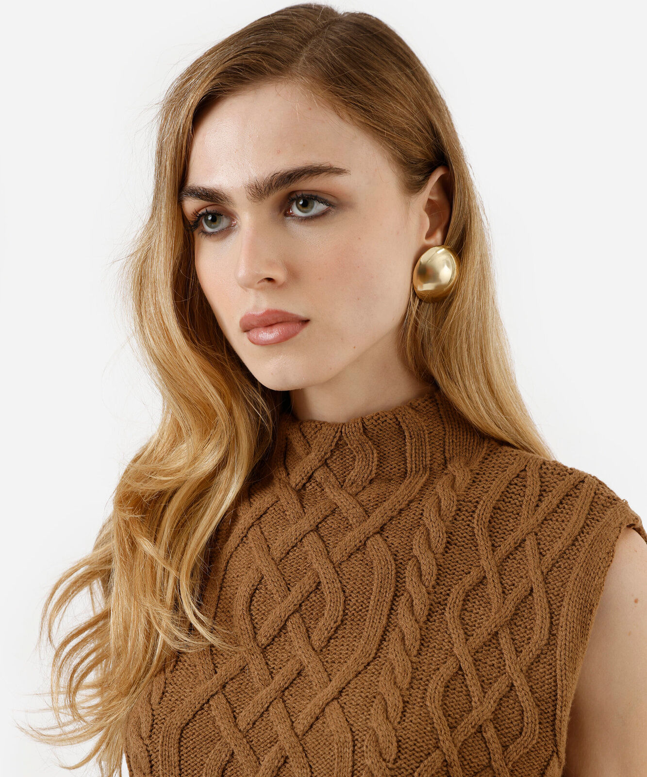 colete feminino de tricot gola alta texturizado marrom
