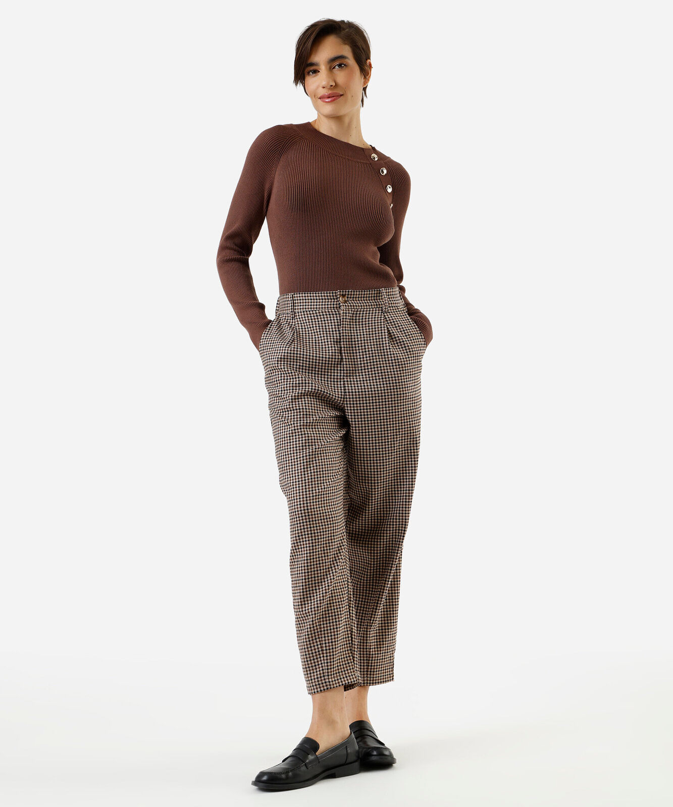 calça de alfaiataria feminina com pregas xadrez marrom