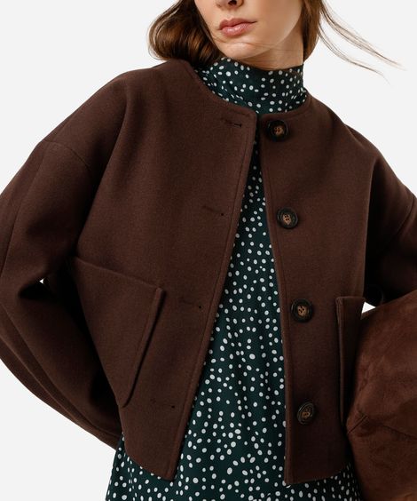 casaco feminino com bolsos texturizado marrom