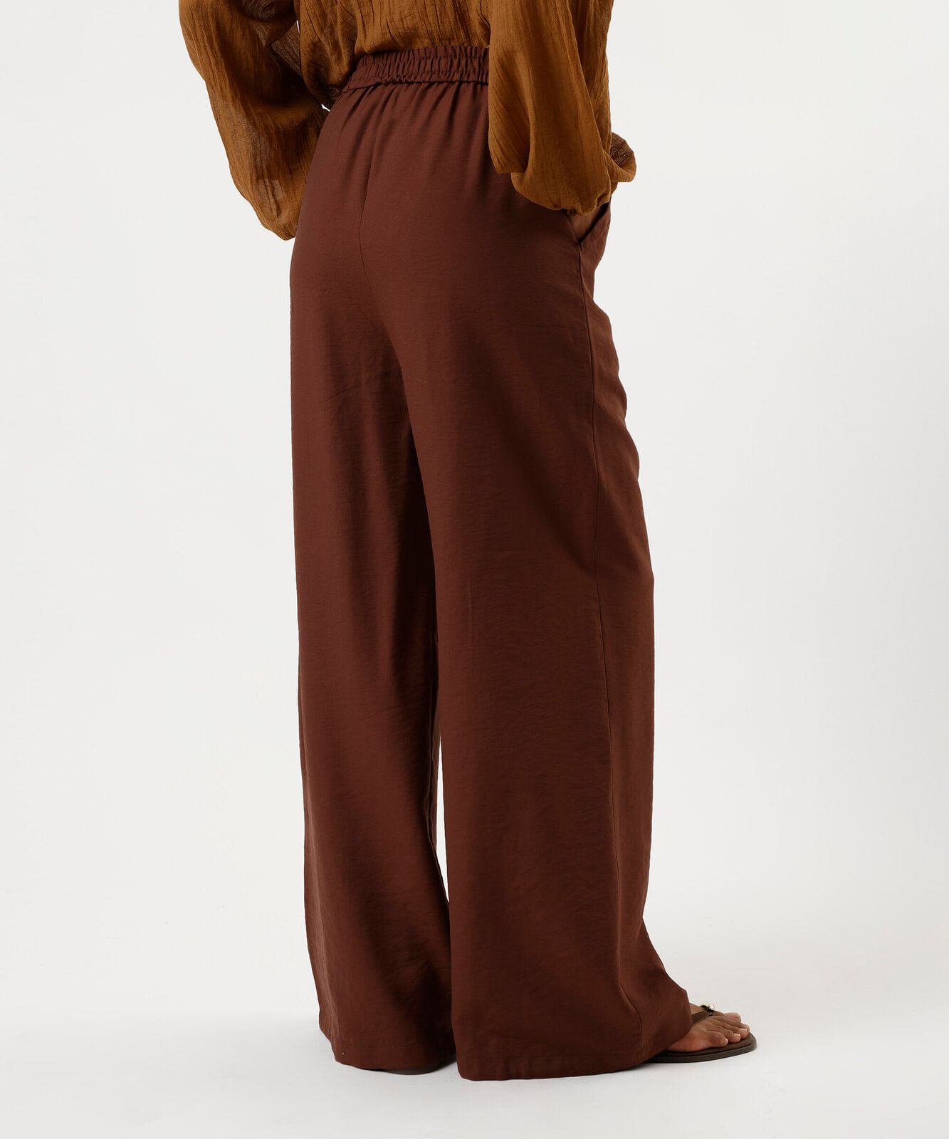 calça wide leg feminina de viscose texturizada marrom