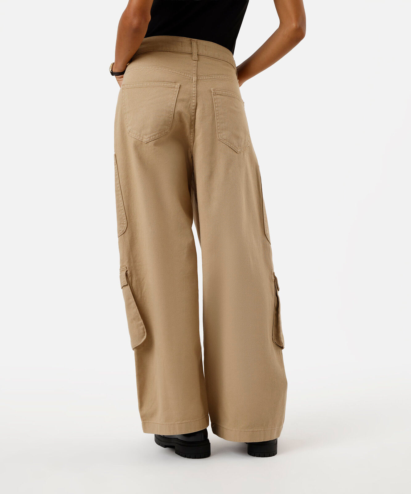 calça skater cargo feminina de sarja cintura média bege