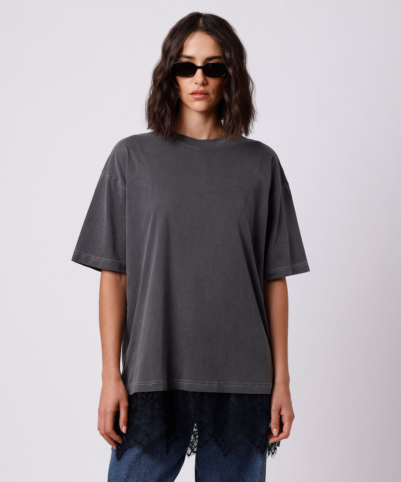 camiseta oversized feminina de algodão com renda estonada mindset cinza