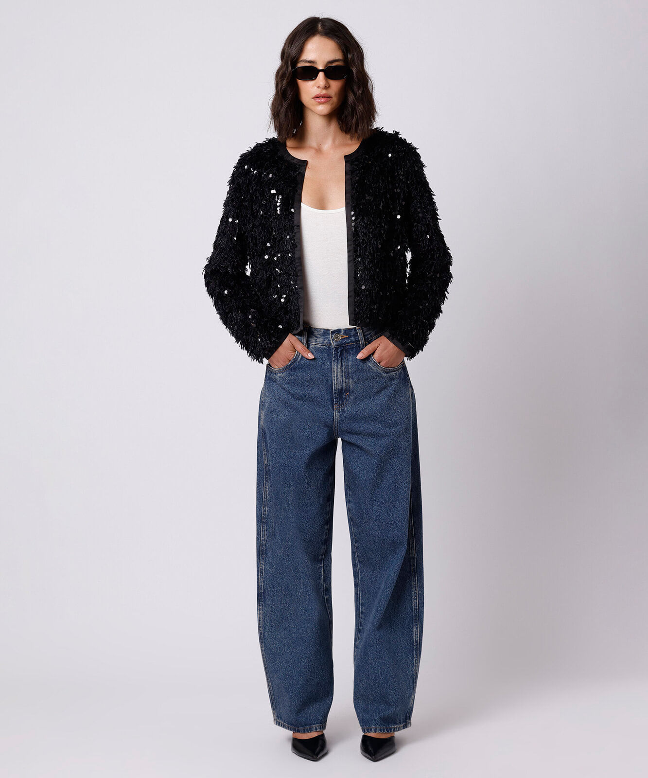 casaco cropped feminino de tricot com paetê texturizado preto
