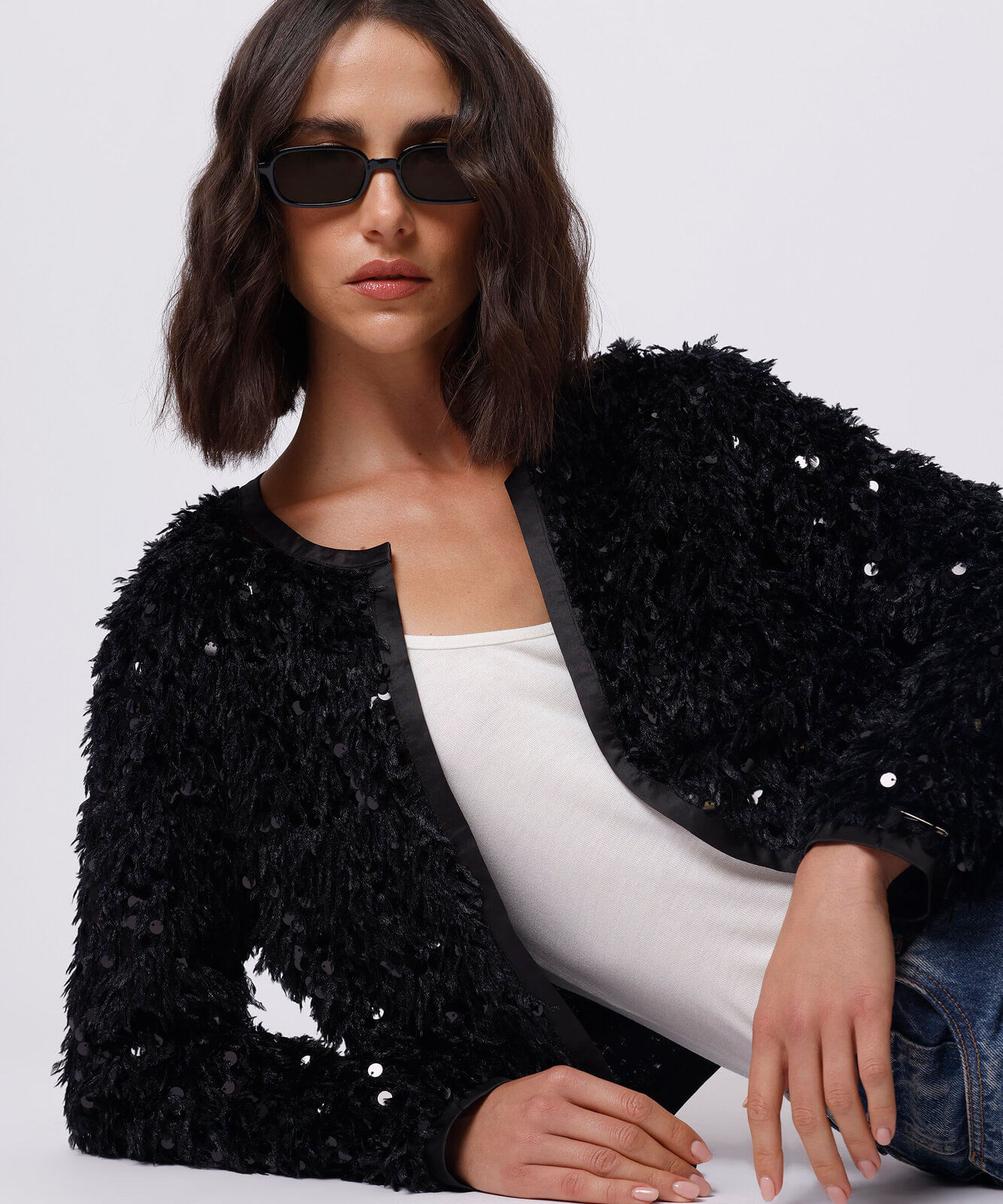casaco cropped feminino de tricot com paetê texturizado preto