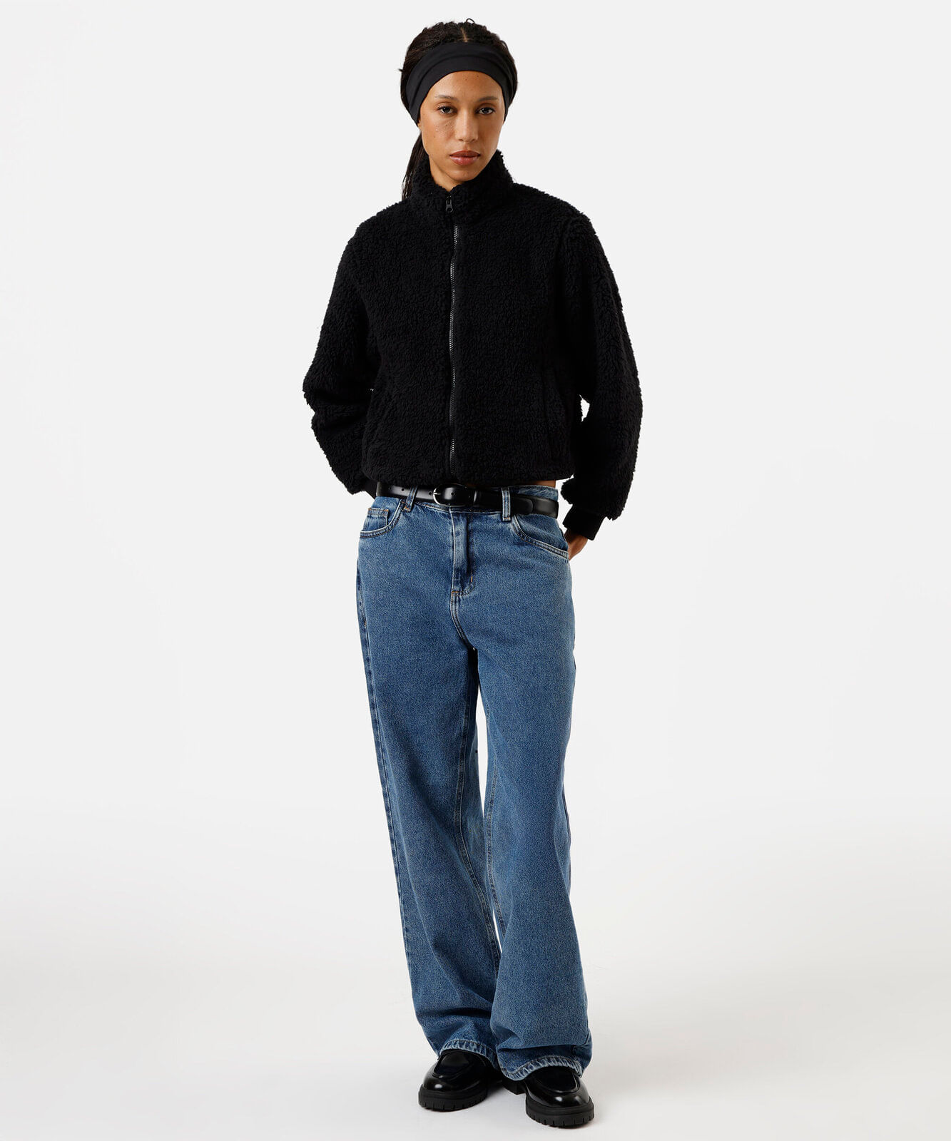 jaqueta sherpa gola alta com bolsos preto