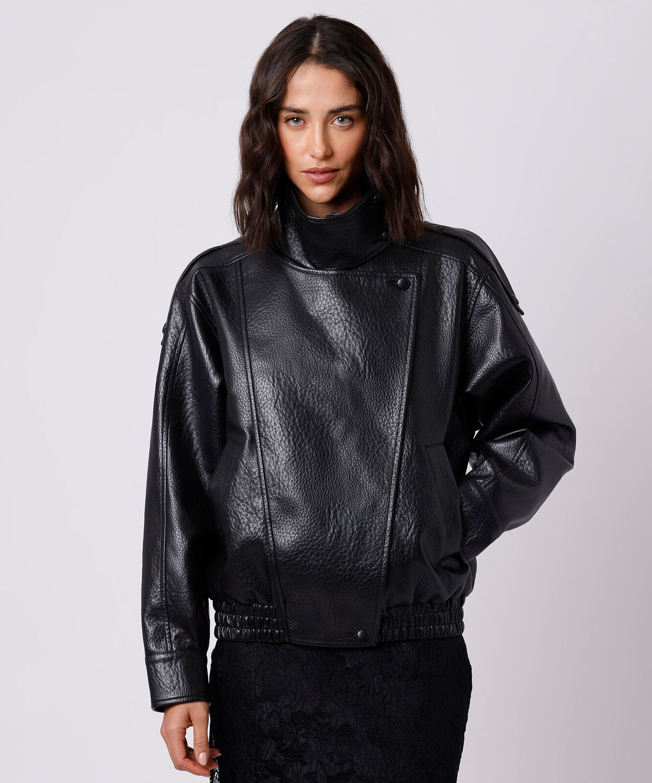 jaqueta funnel neck feminina de poliuretano mindset preta