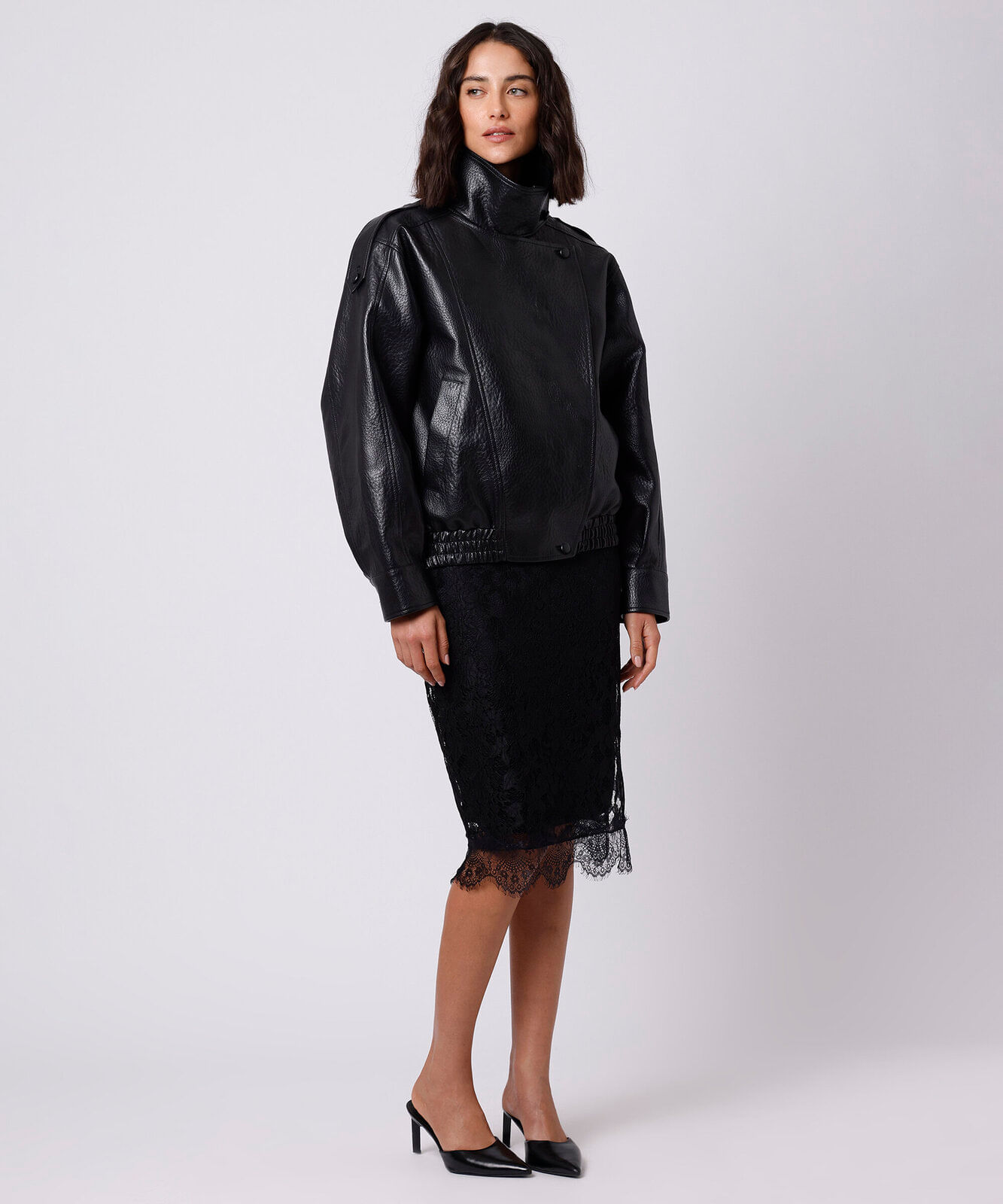 jaqueta funnel neck feminina de poliuretano mindset preta