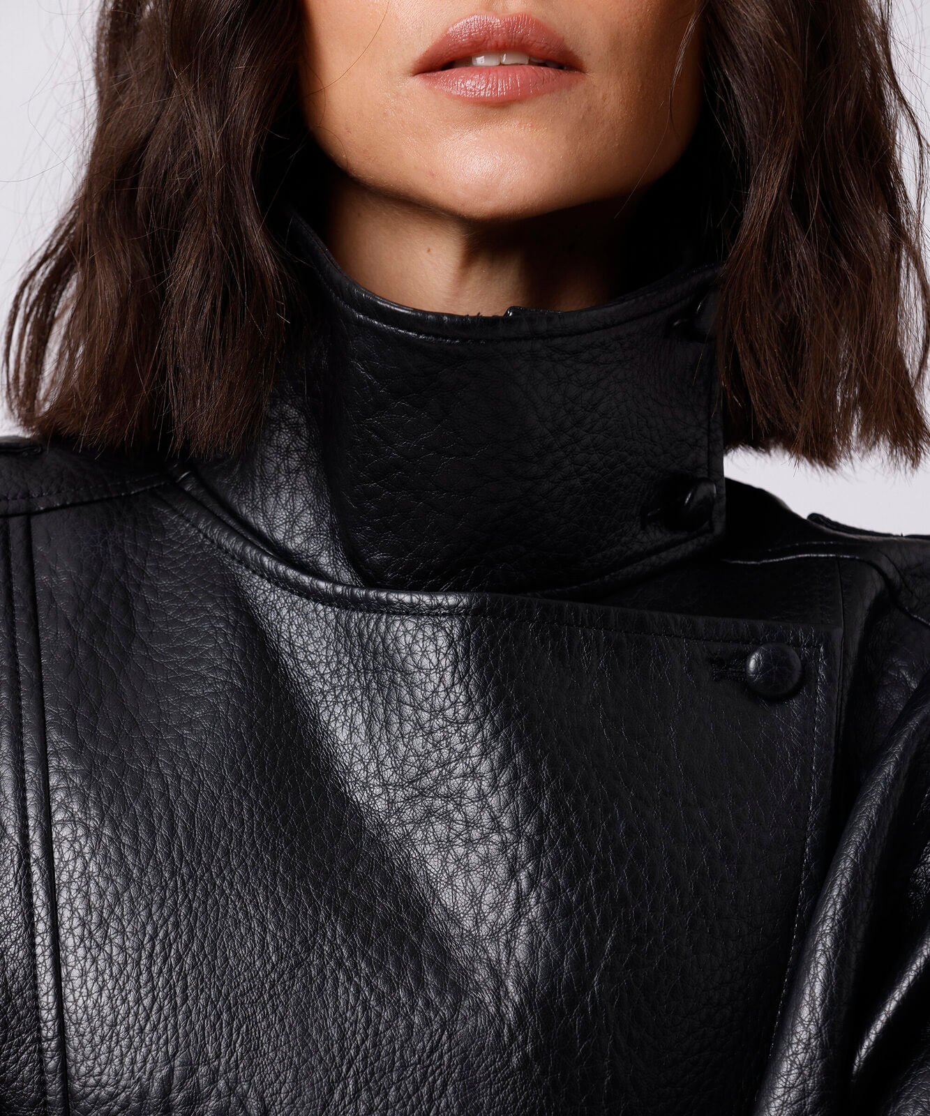 jaqueta funnel neck feminina de poliuretano mindset preta