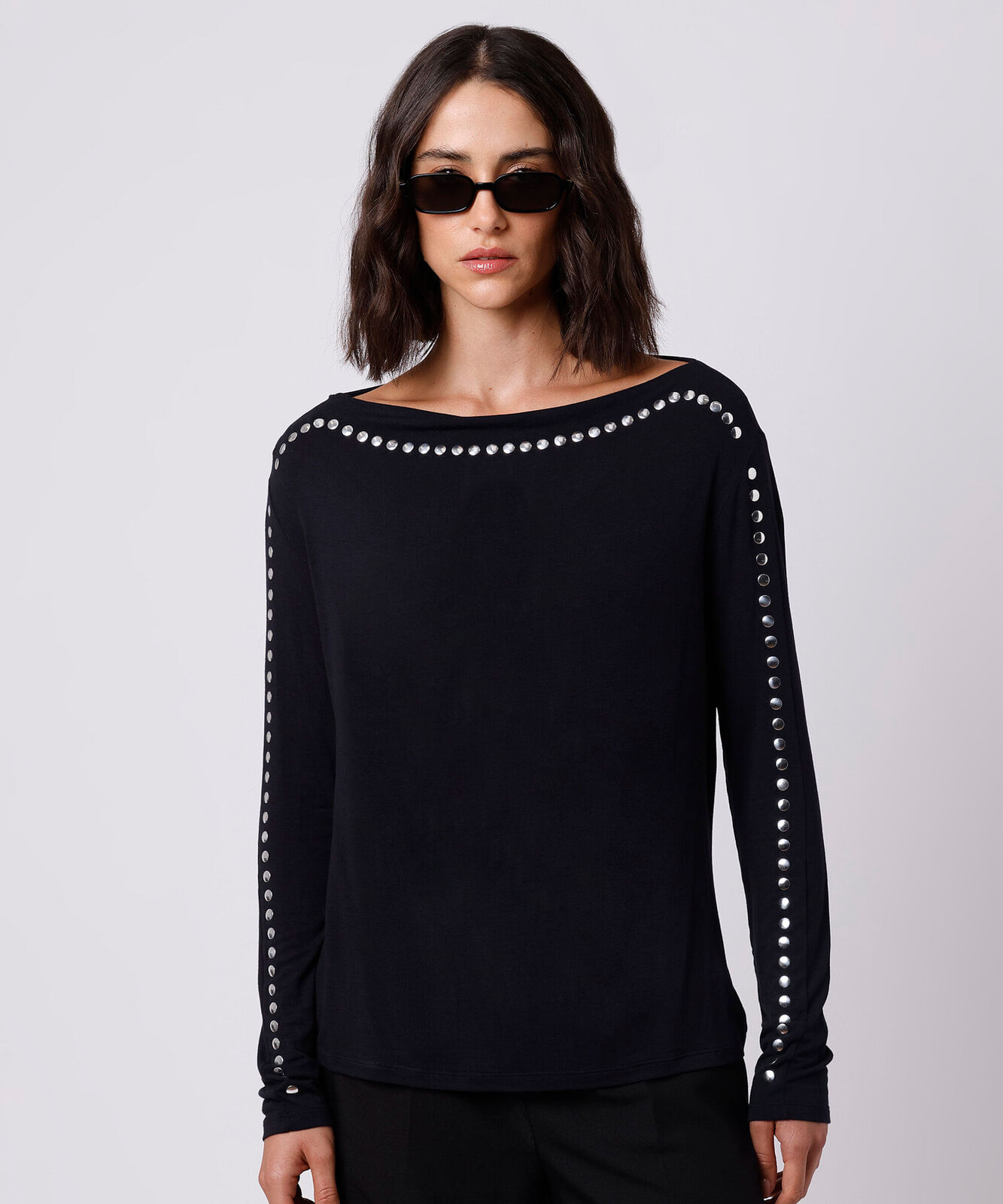blusa feminina de viscose decote canoa com tachas mindset preta