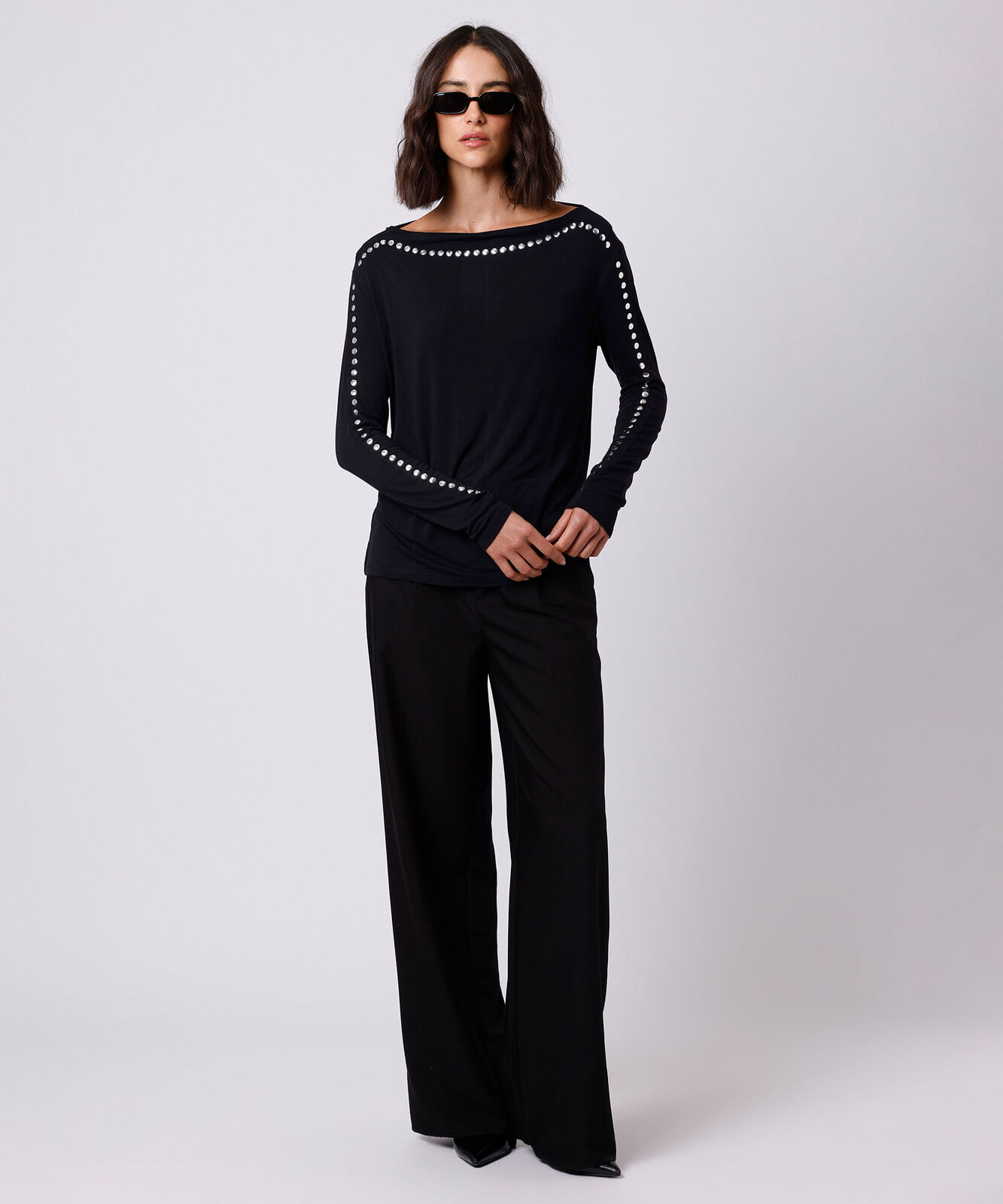 blusa feminina de viscose decote canoa com tachas mindset preta