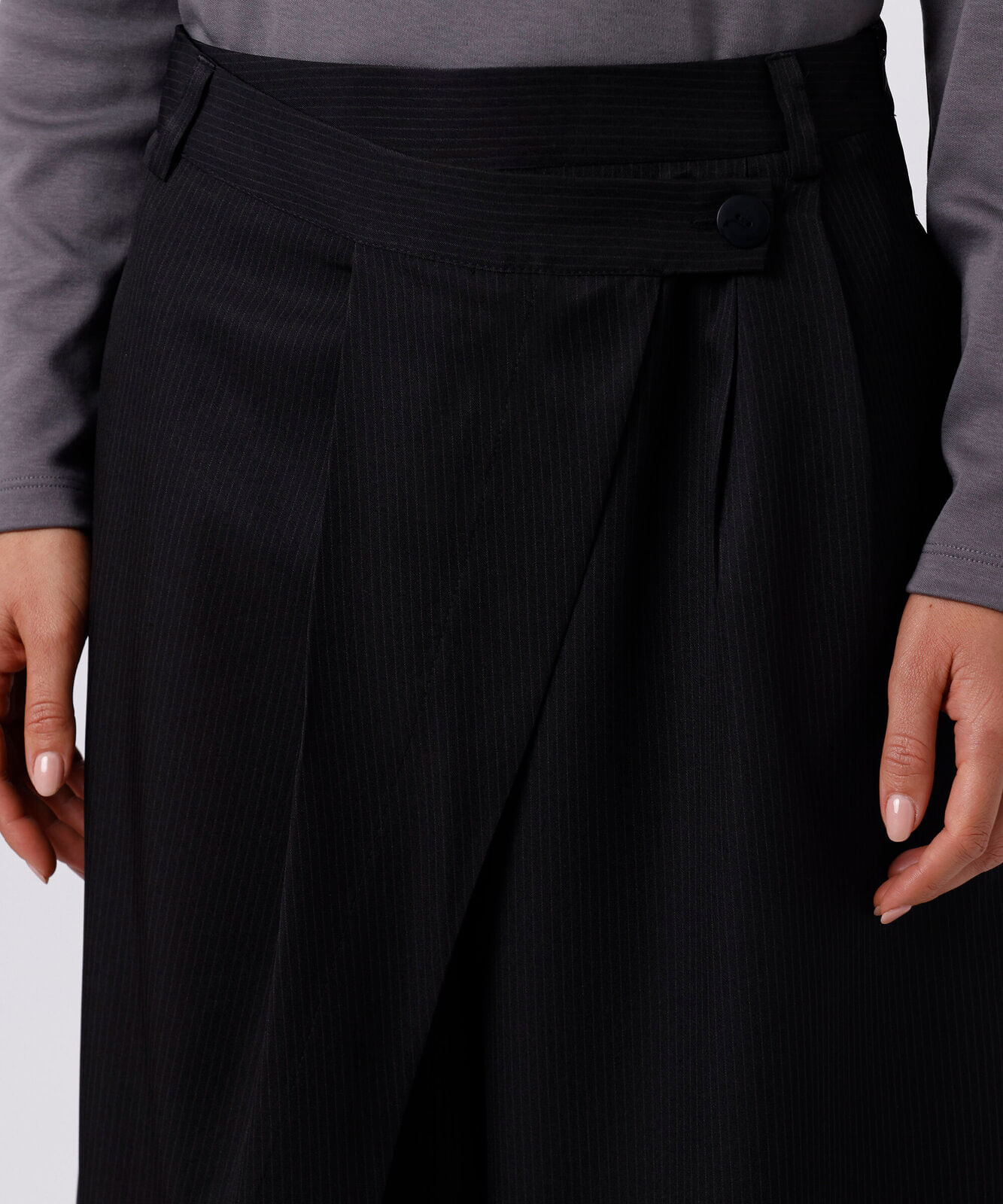 calça de alfaiataria feminina cós transpassado risca de giz preta