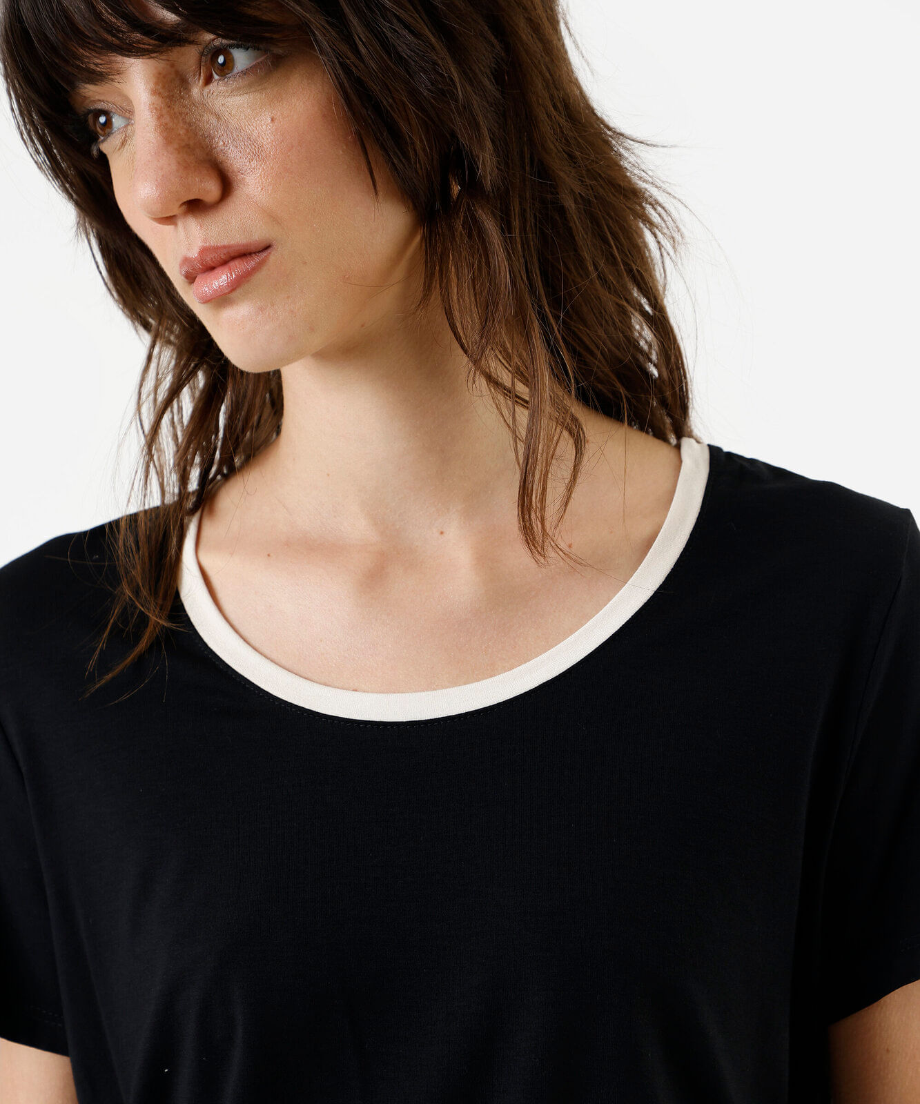 blusa de viscose decote bicolor preta