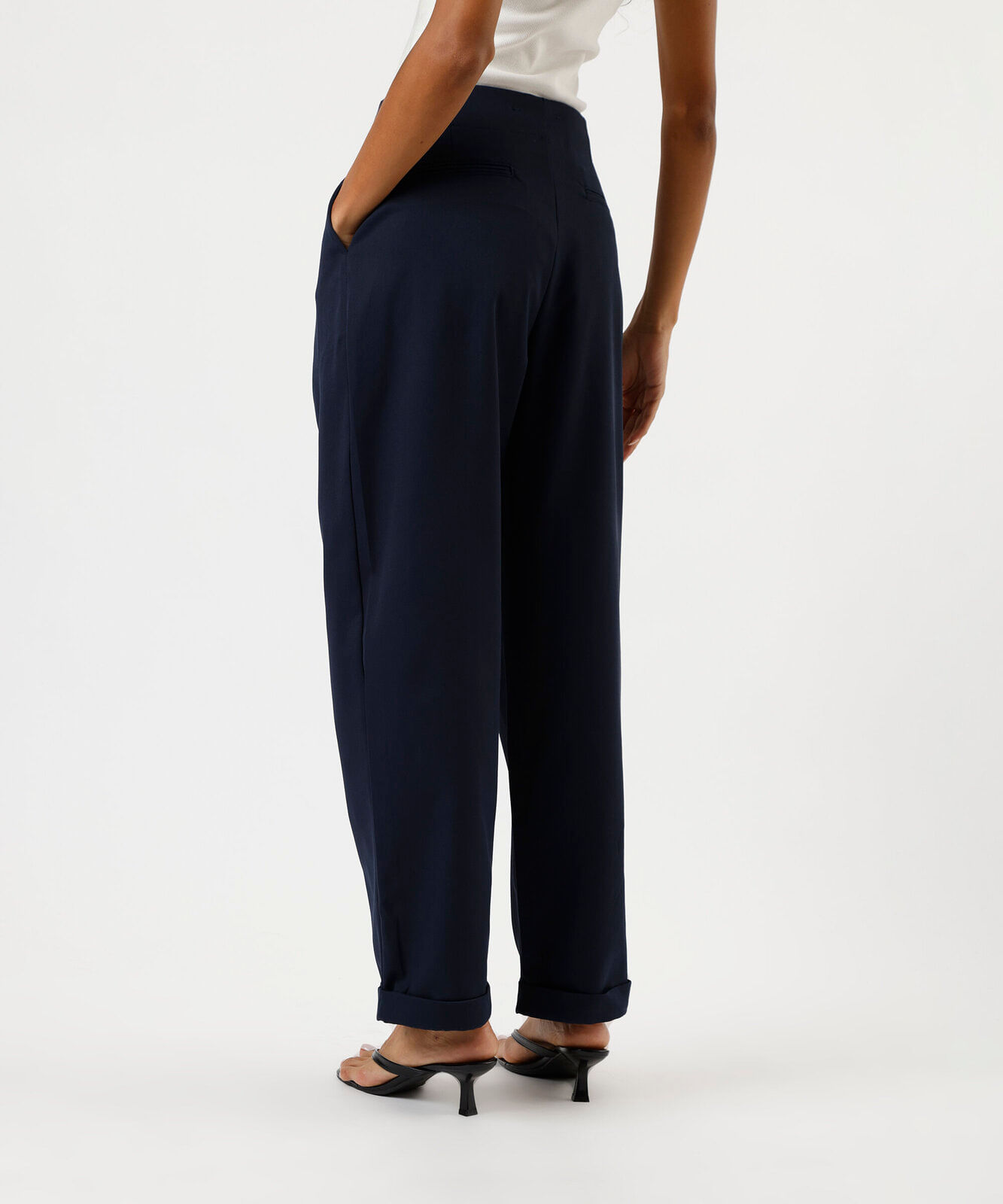calça de alfaiataria feminina com pregas e barra dobrada azul