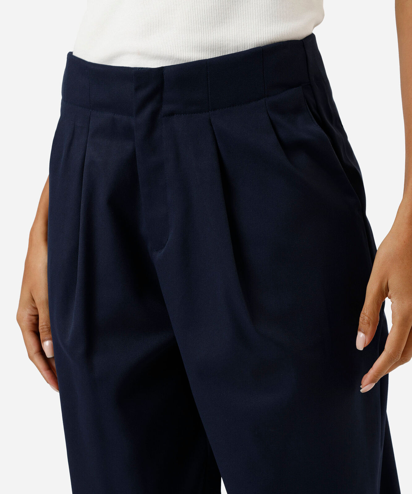 calça de alfaiataria feminina com pregas e barra dobrada azul