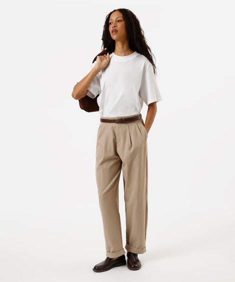 calça de alfaiataria feminina com pregas e barra dobrada bege