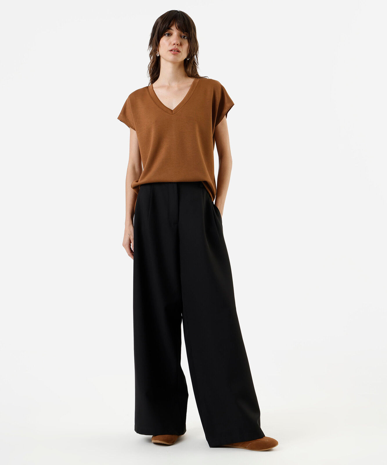 blusa básica feminina decote v manga curta bege