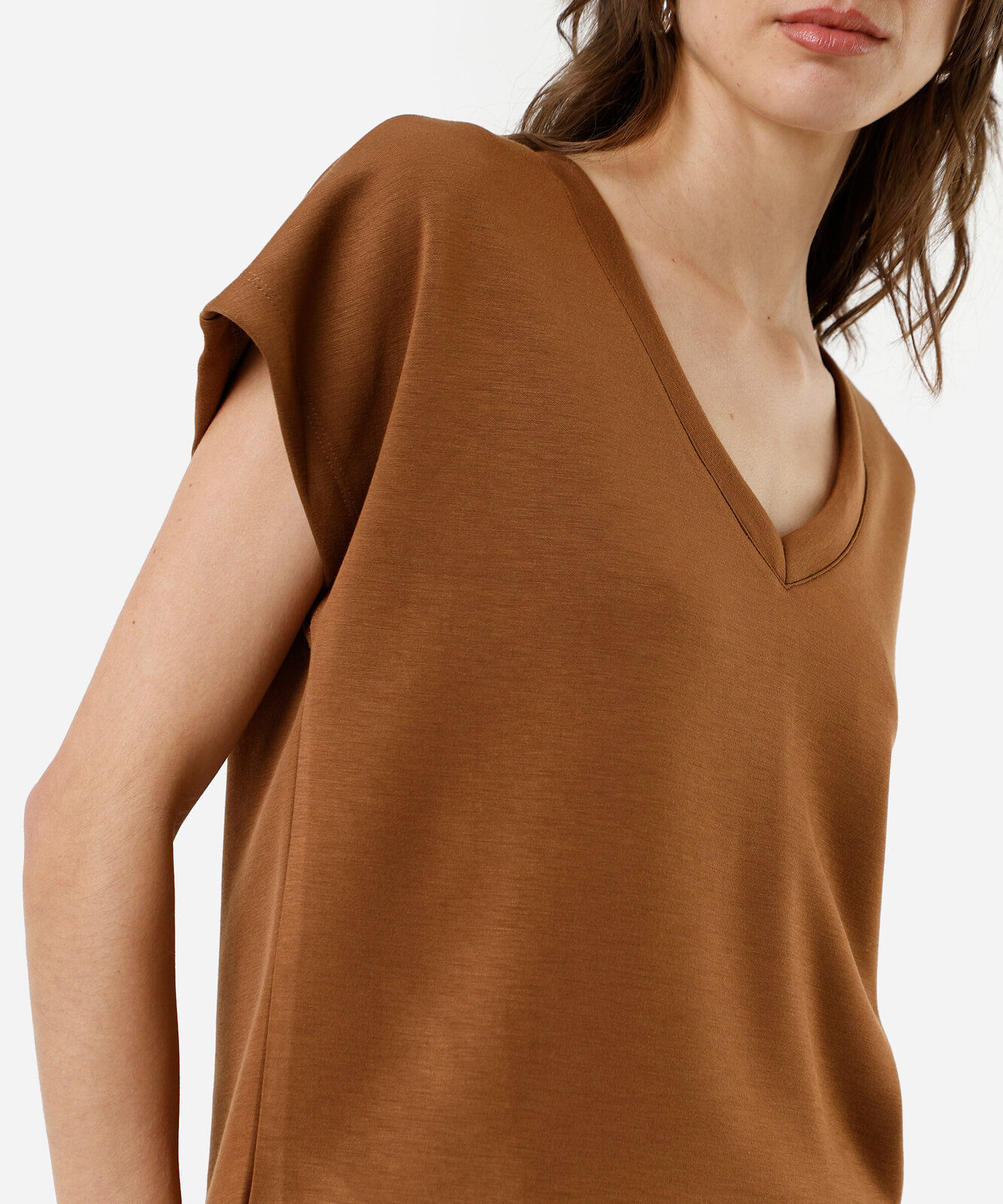 blusa básica feminina decote v manga curta bege