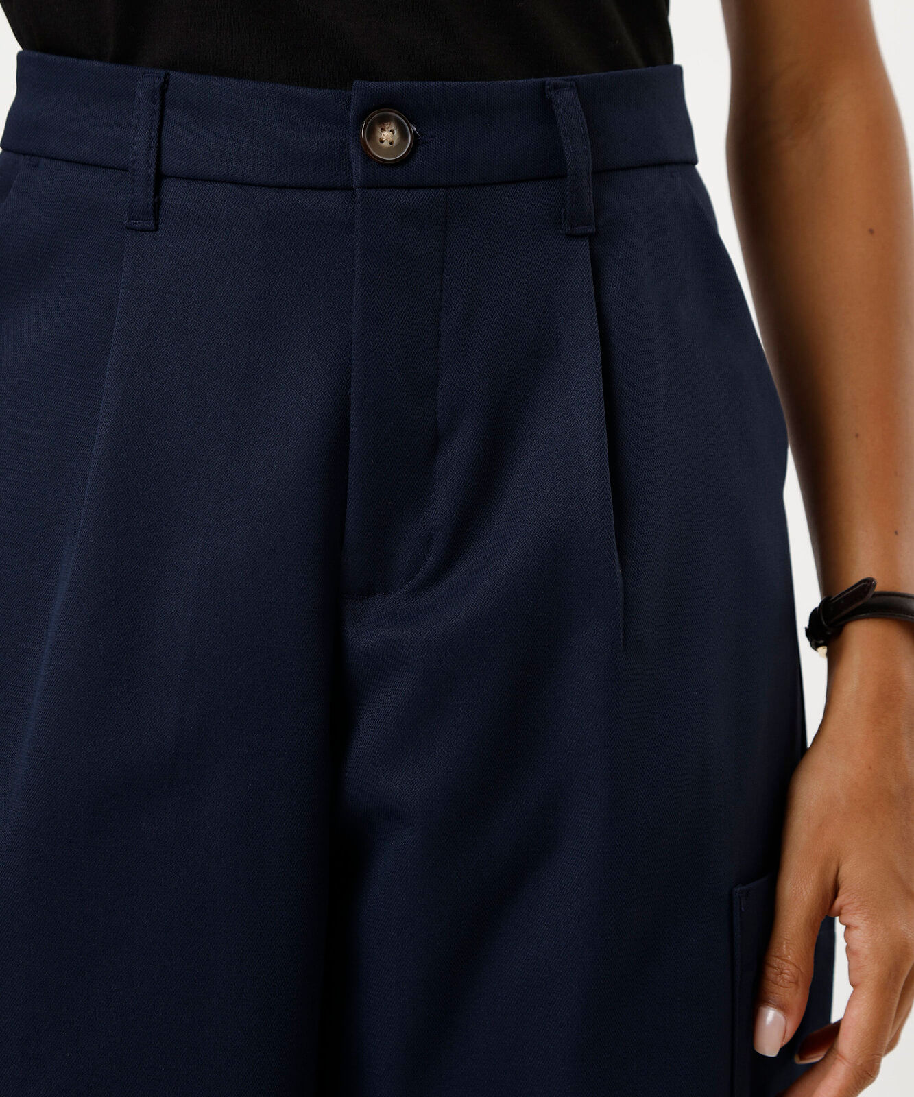 calça cargo de alfaiataria feminina com pregas azul