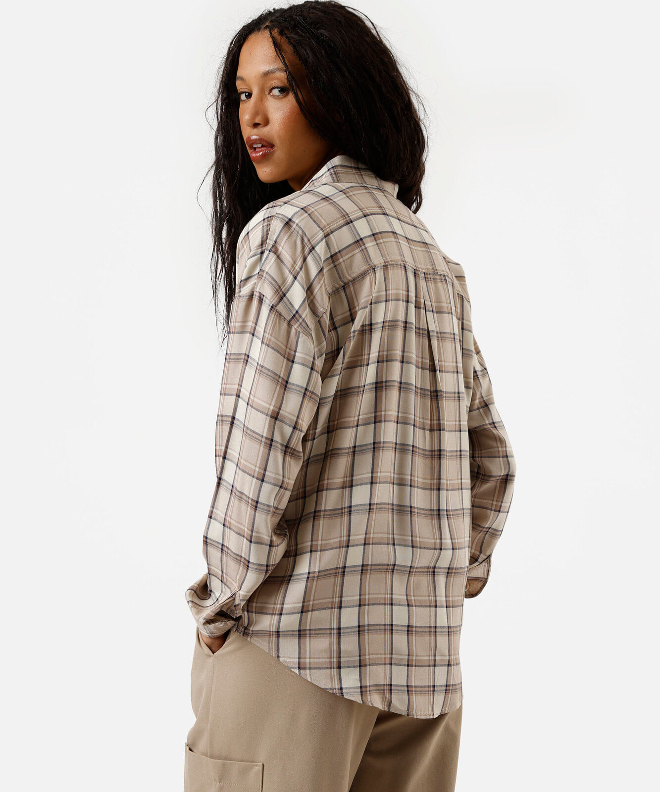 camisa oversized feminina de viscose manga longa xadrez bege