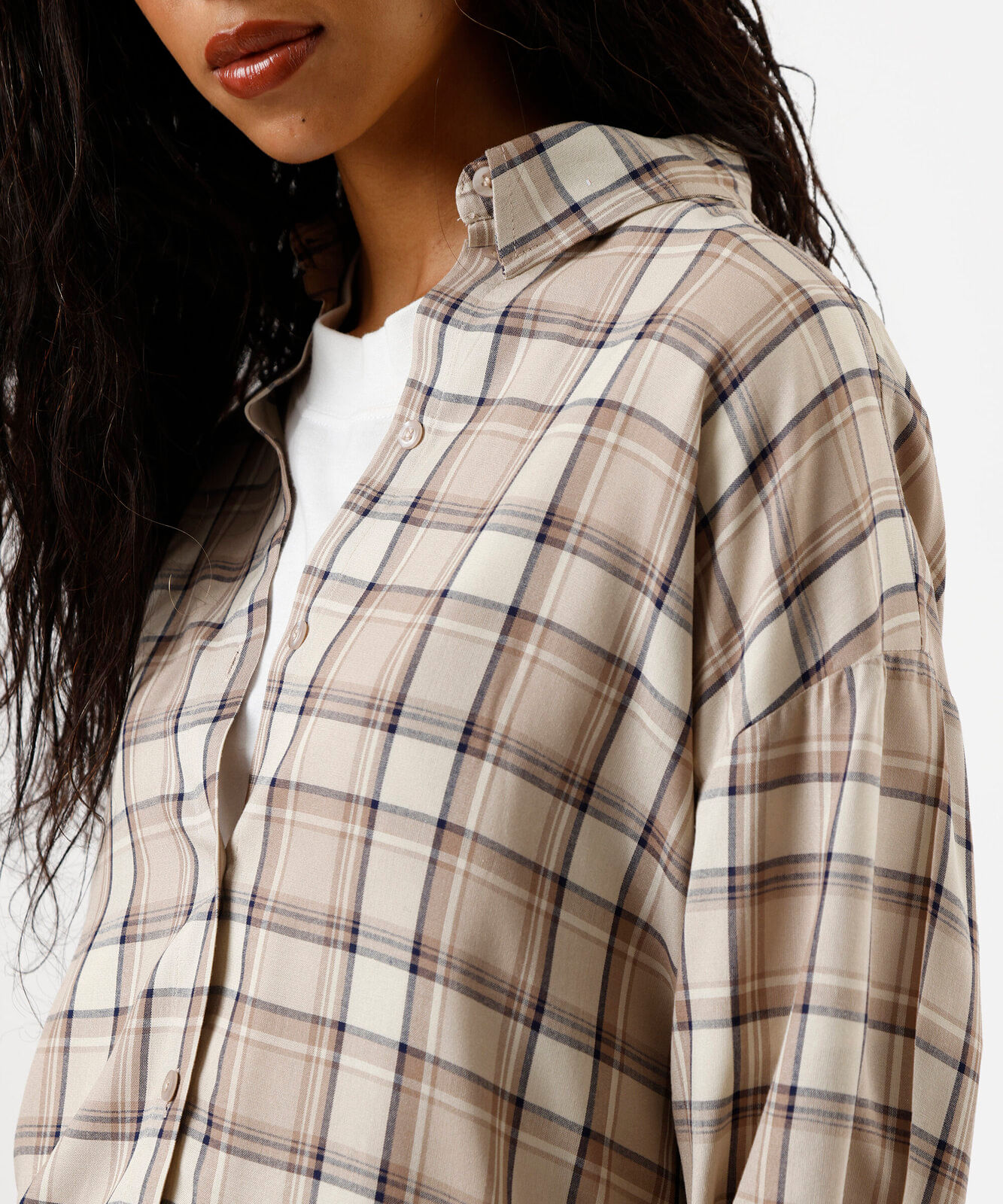 camisa oversized feminina de viscose manga longa xadrez bege