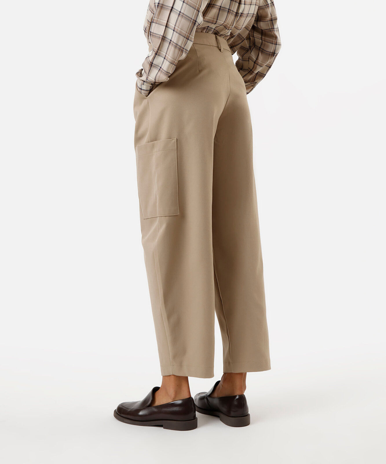 calça cargo de alfaiataria feminina com pregas bege