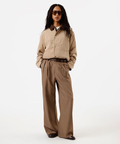 calça baggy de alfaiataria feminina com pregas marrom