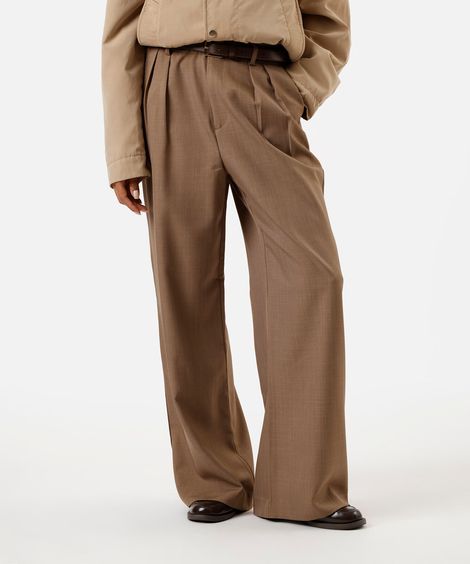 calça baggy de alfaiataria feminina com pregas marrom