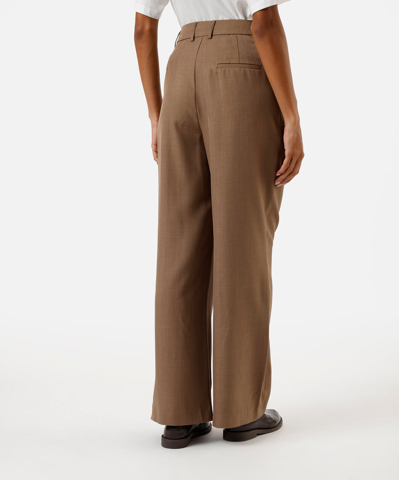 calça baggy de alfaiataria feminina com pregas marrom