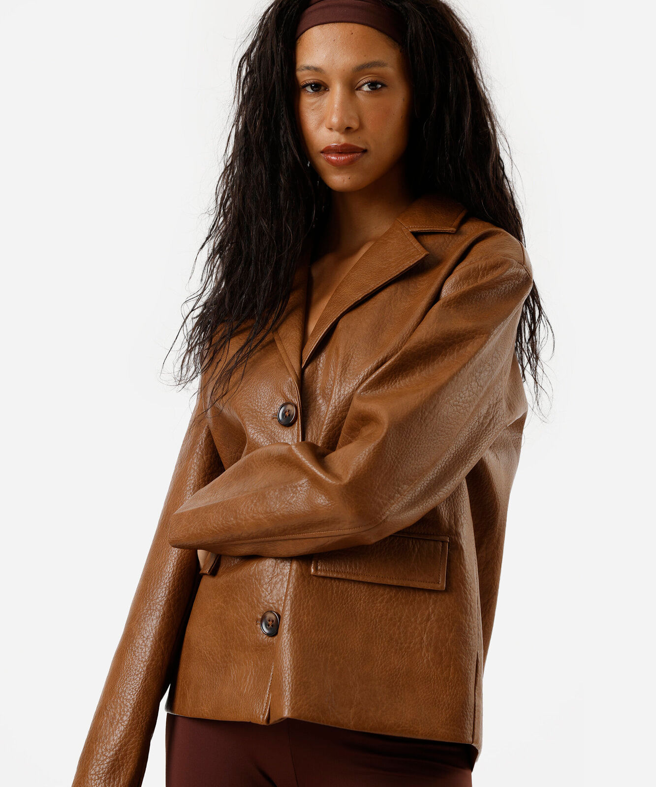 blazer oversized feminino de poliuretano com bolsos marrom