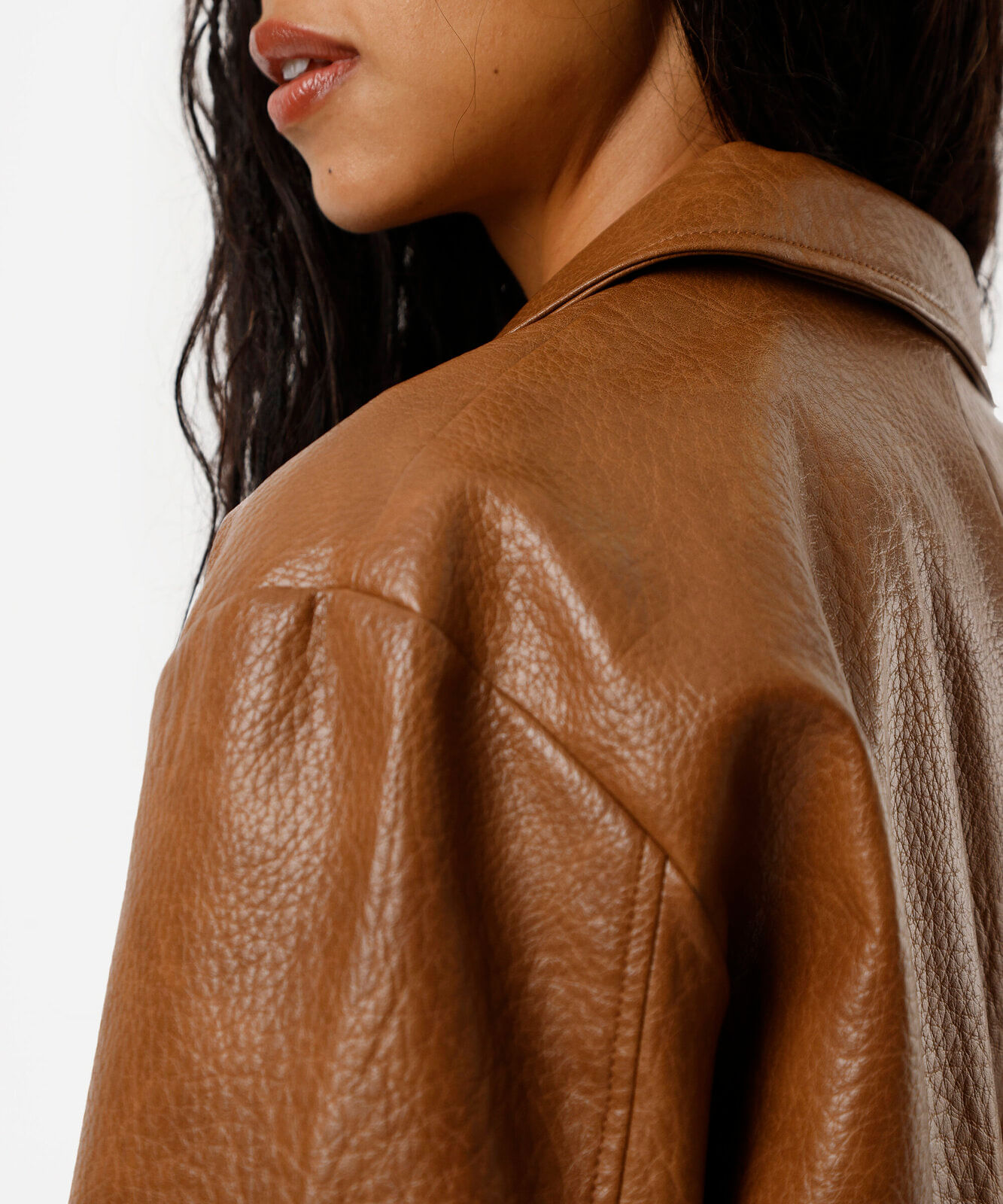 blazer oversized feminino de poliuretano com bolsos marrom