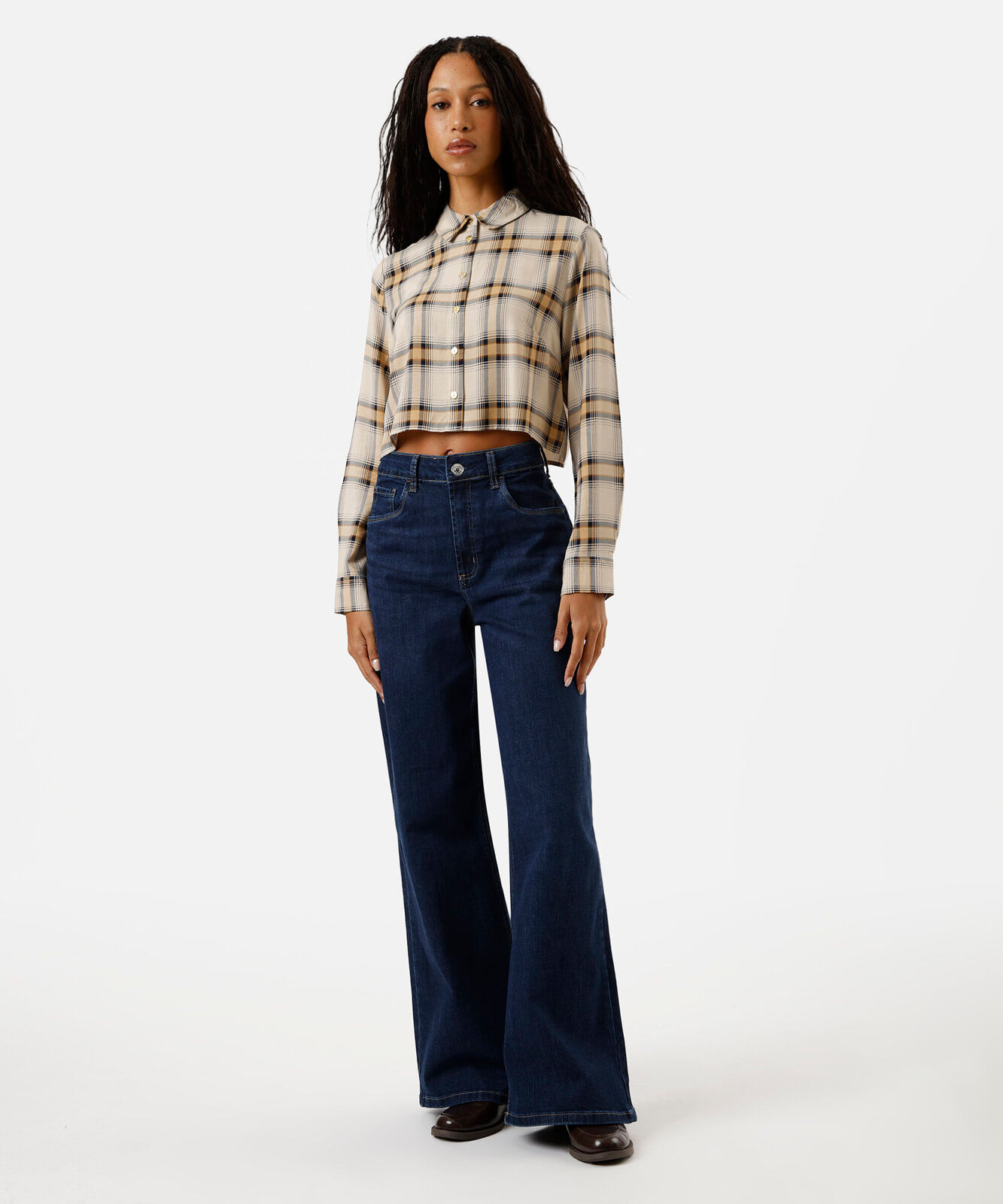 camisa cropped feminina de viscose manga longa xadrez bege