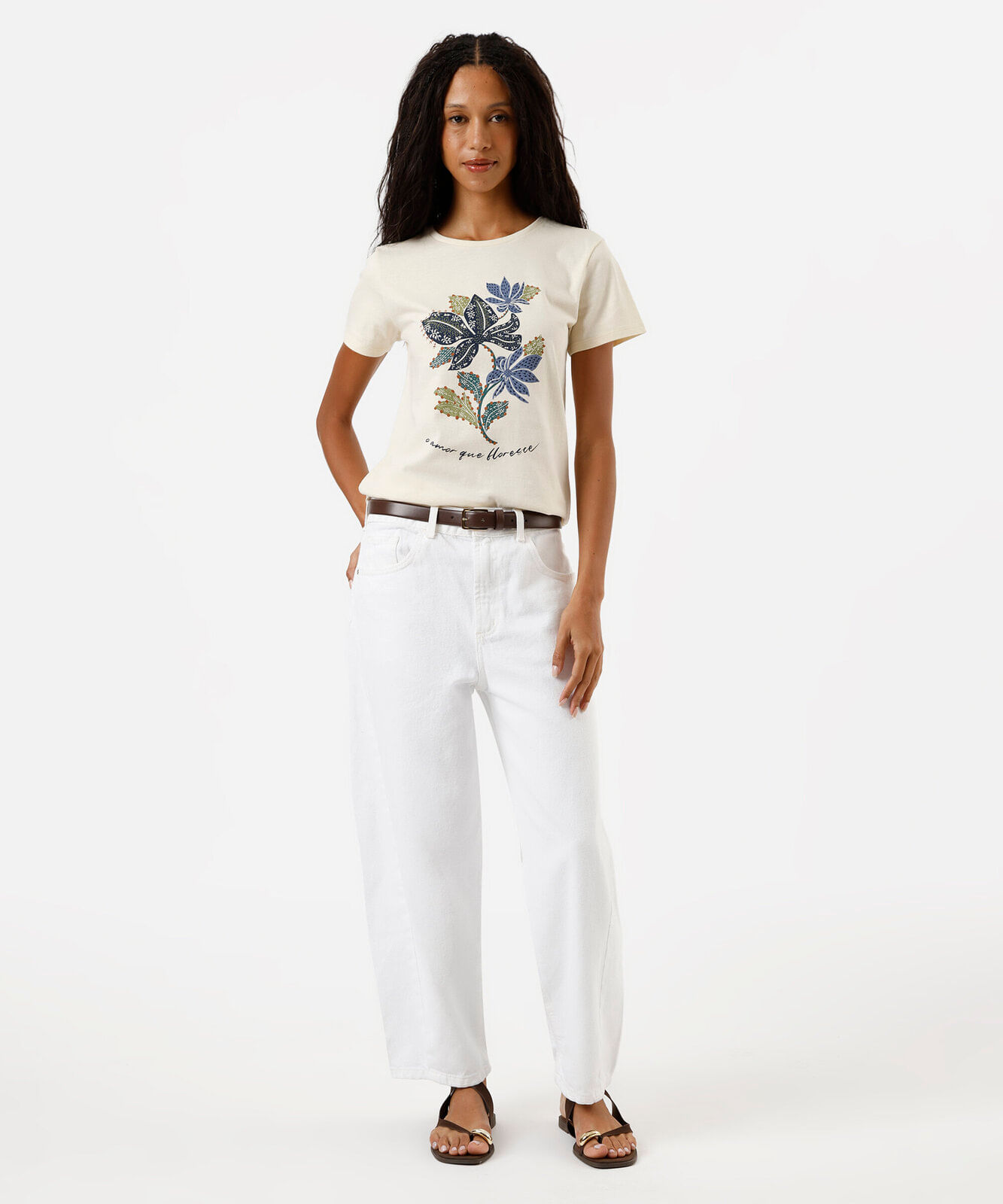camiseta feminina de algodão amor que floresce bege