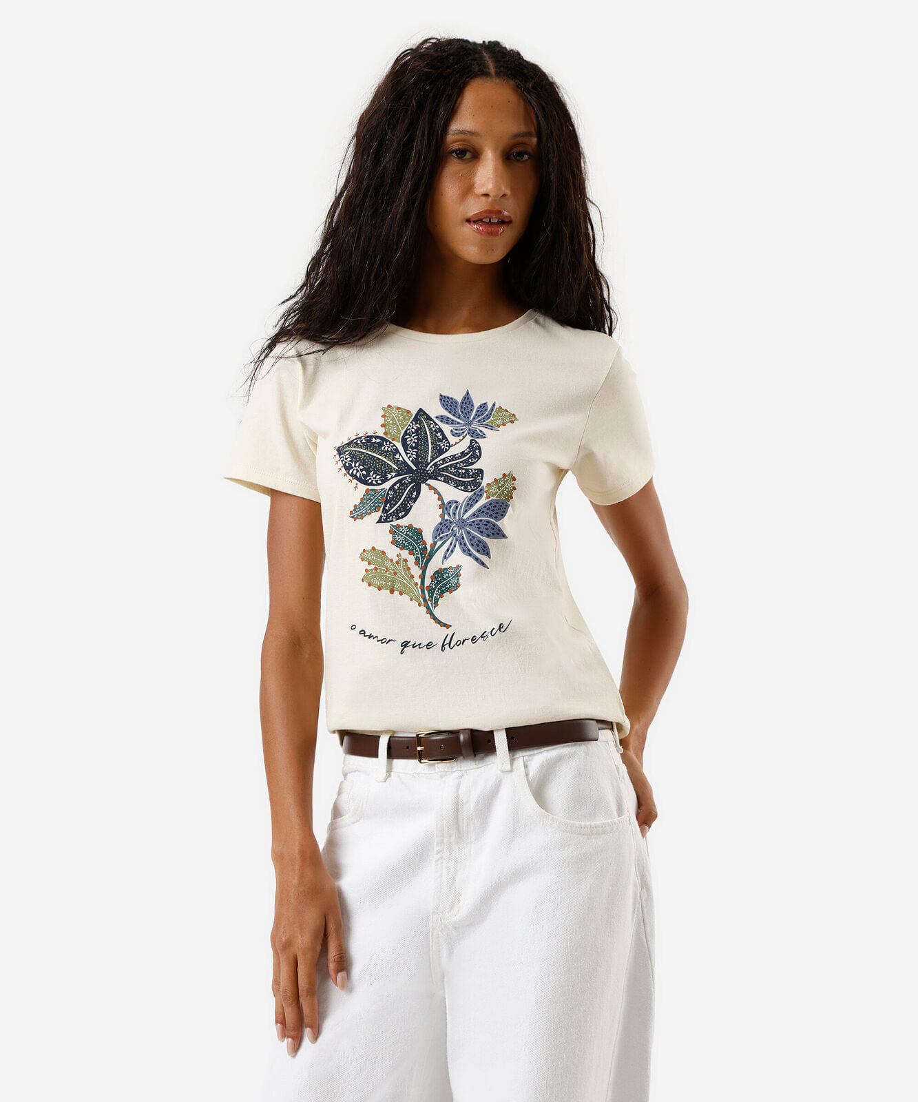 camiseta feminina de algodão amor que floresce bege