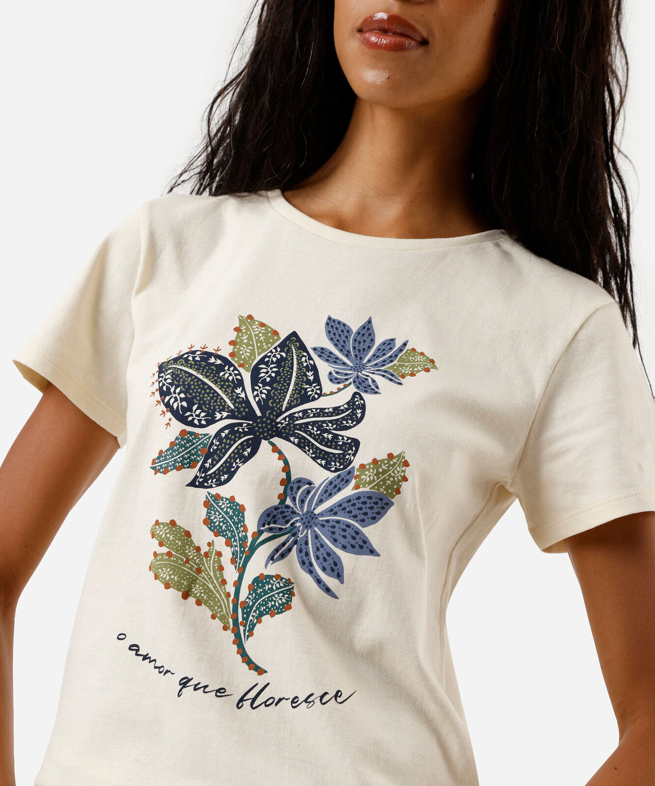 camiseta feminina de algodão amor que floresce bege