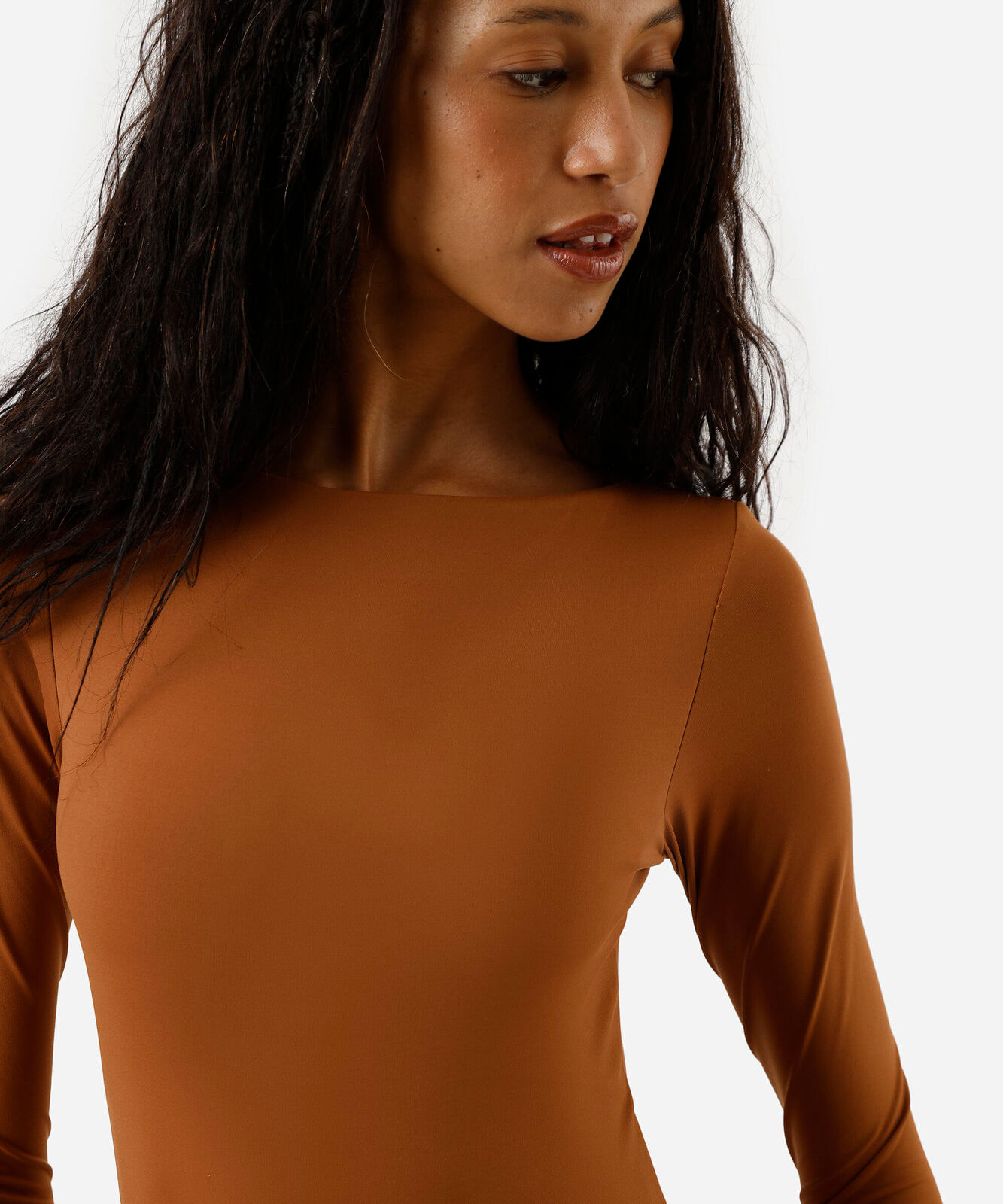 body decote canoa manga longa marrom