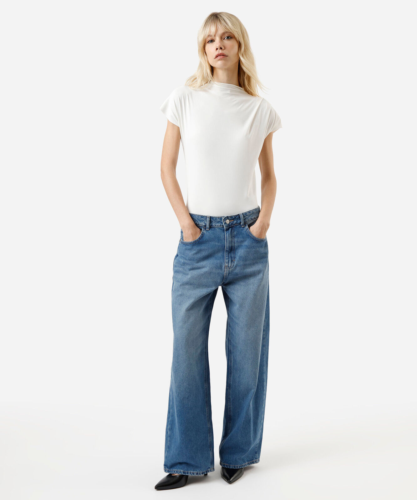 body com pregas no ombro em poliamida liso off white