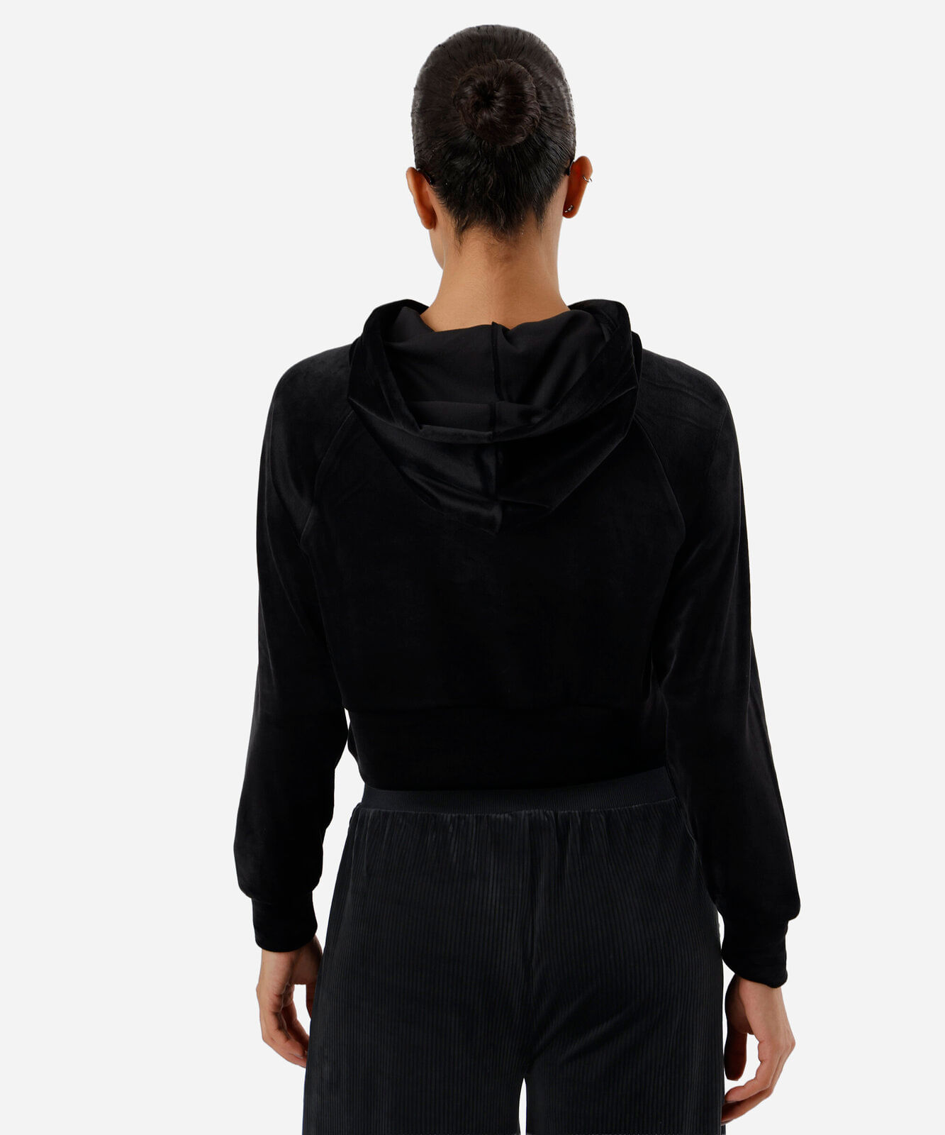 blusão cropped feminino de plush com capuz esportivo preto