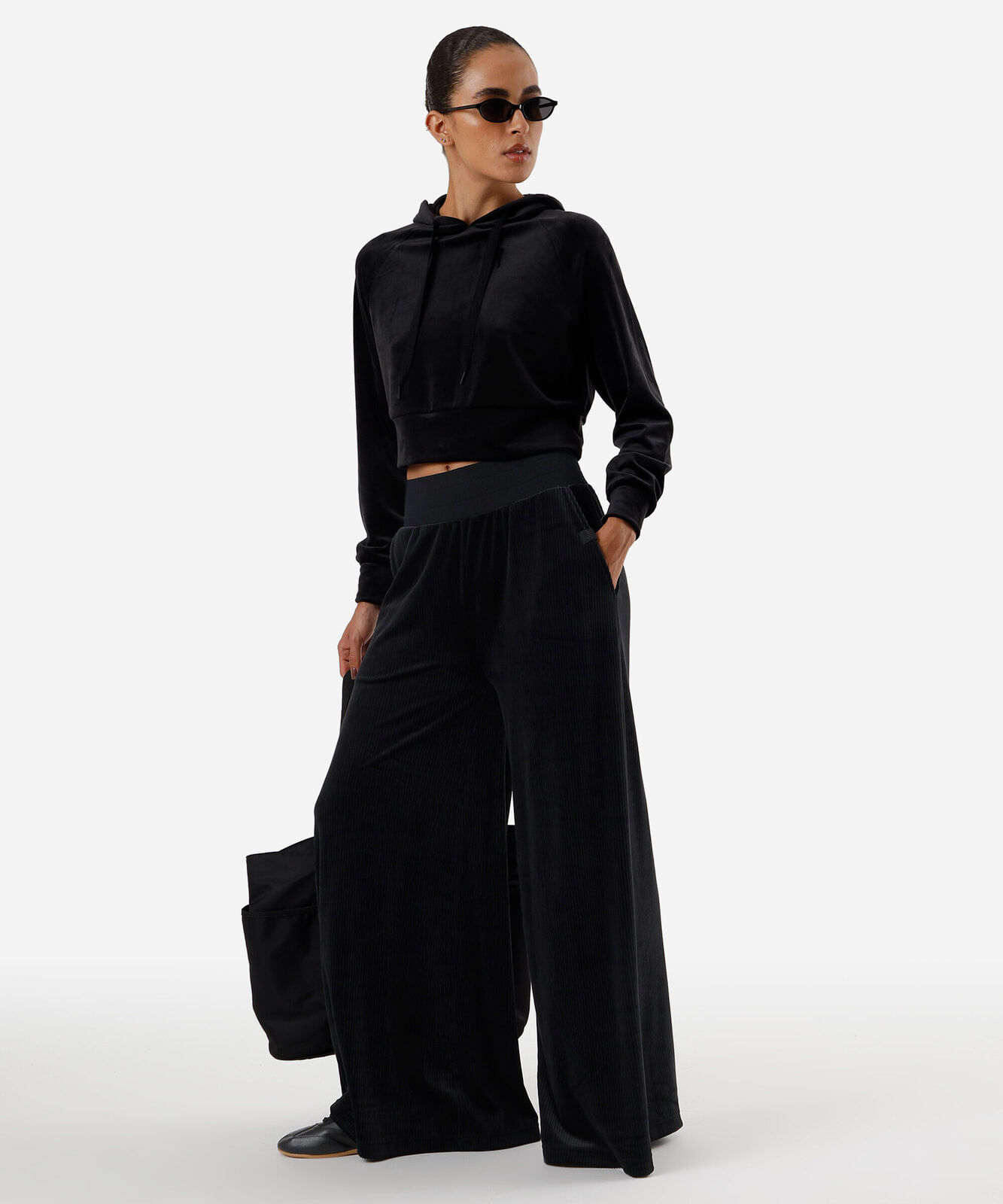 blusão cropped feminino de plush com capuz esportivo preto
