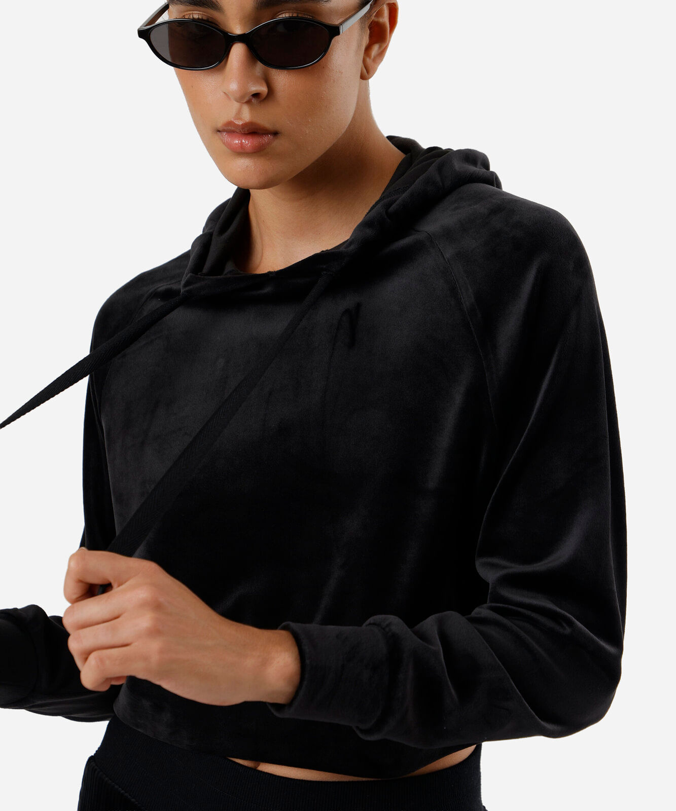 blusão cropped feminino de plush com capuz esportivo preto
