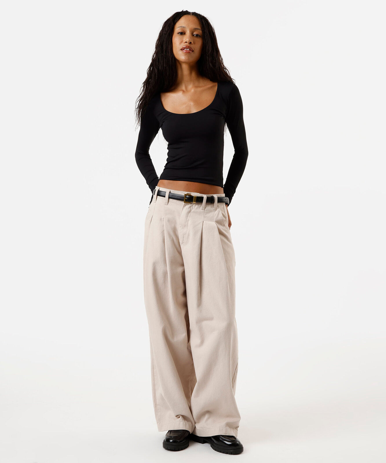 blusa cropped feminina de poliamida decote redondo manga longa preta