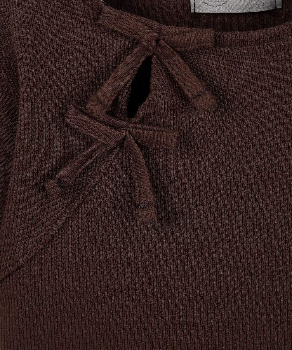 blusa infantil com detalhe de lacinhos no ombro marrom