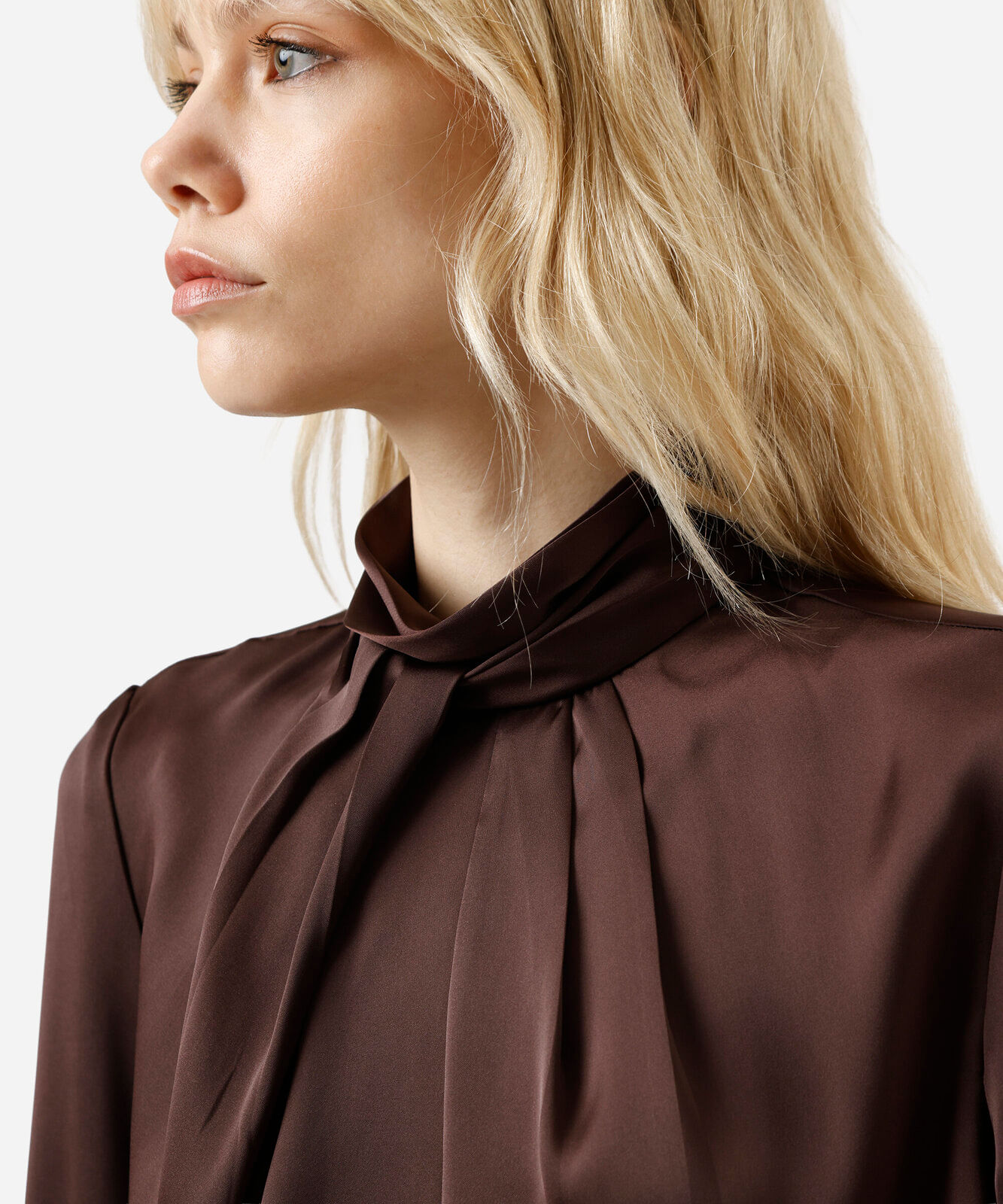 blusa feminina com pregas manga longa acetinada marrom