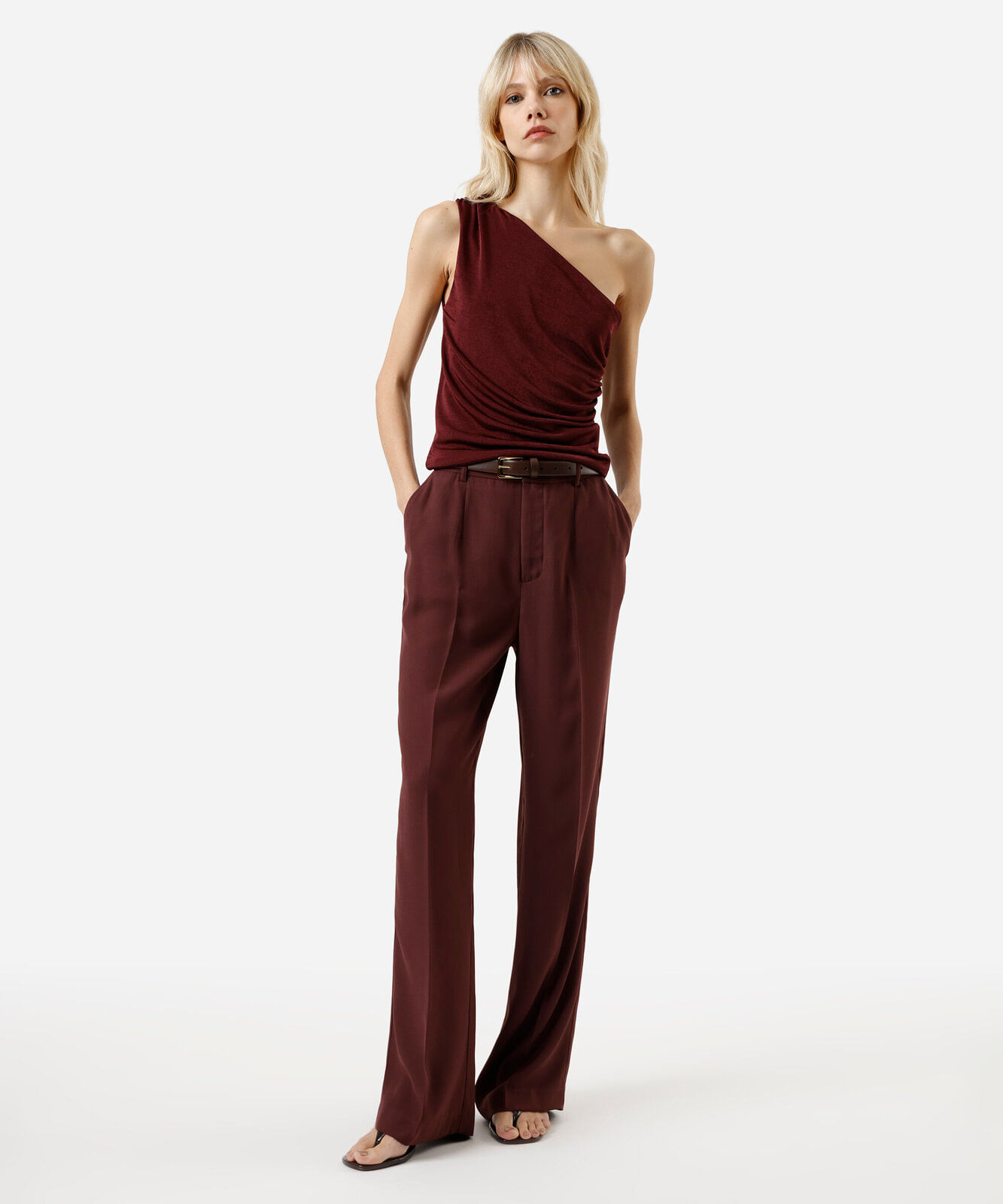 blusa ombro único feminina franzida acetinada vinho