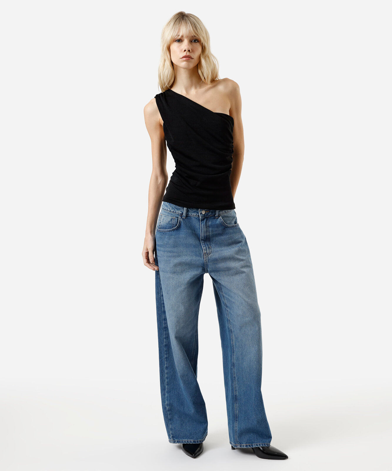 blusa ombro único feminina franzida acetinada preta