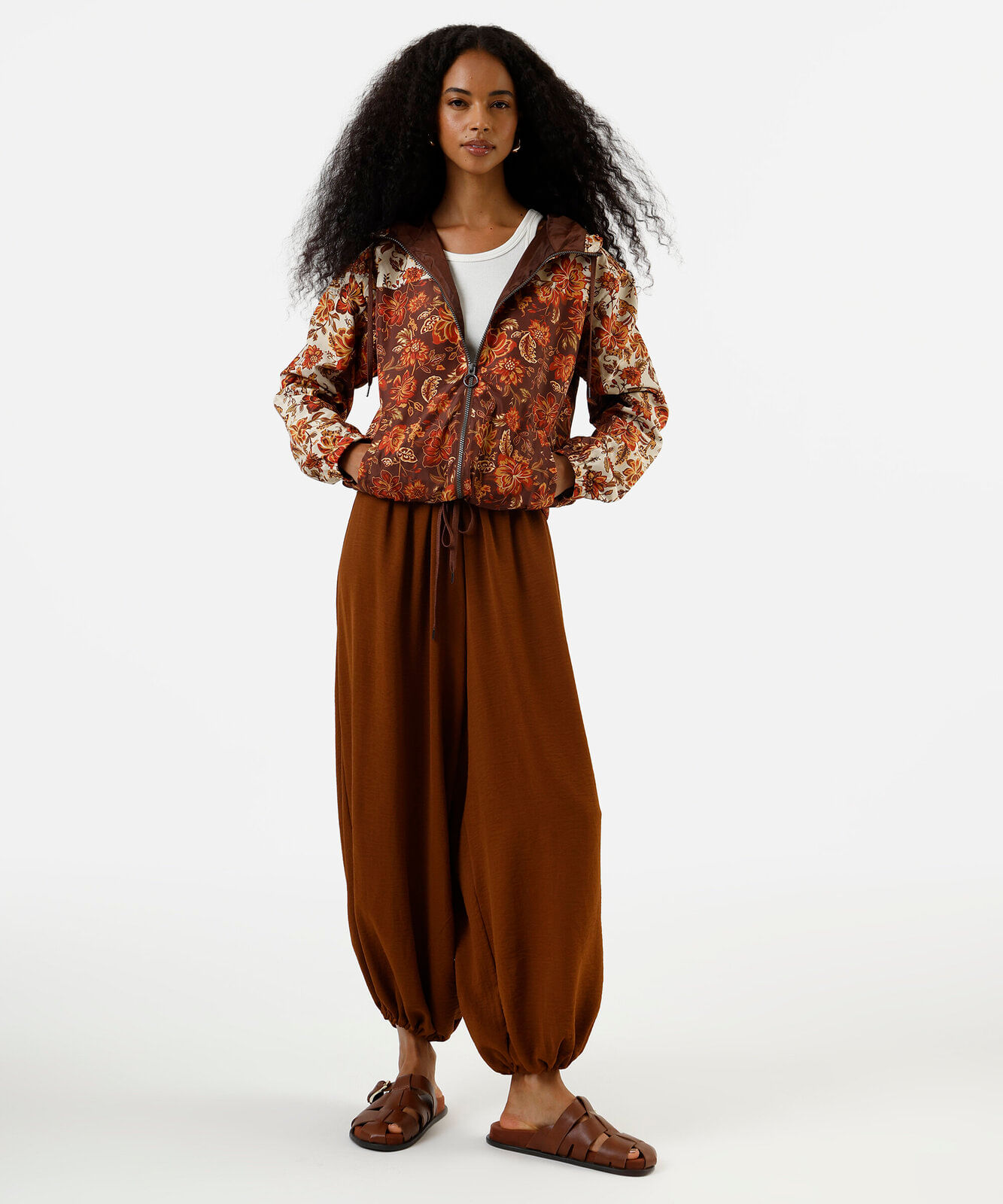 jaqueta corta vento feminina com capuz floral marrom